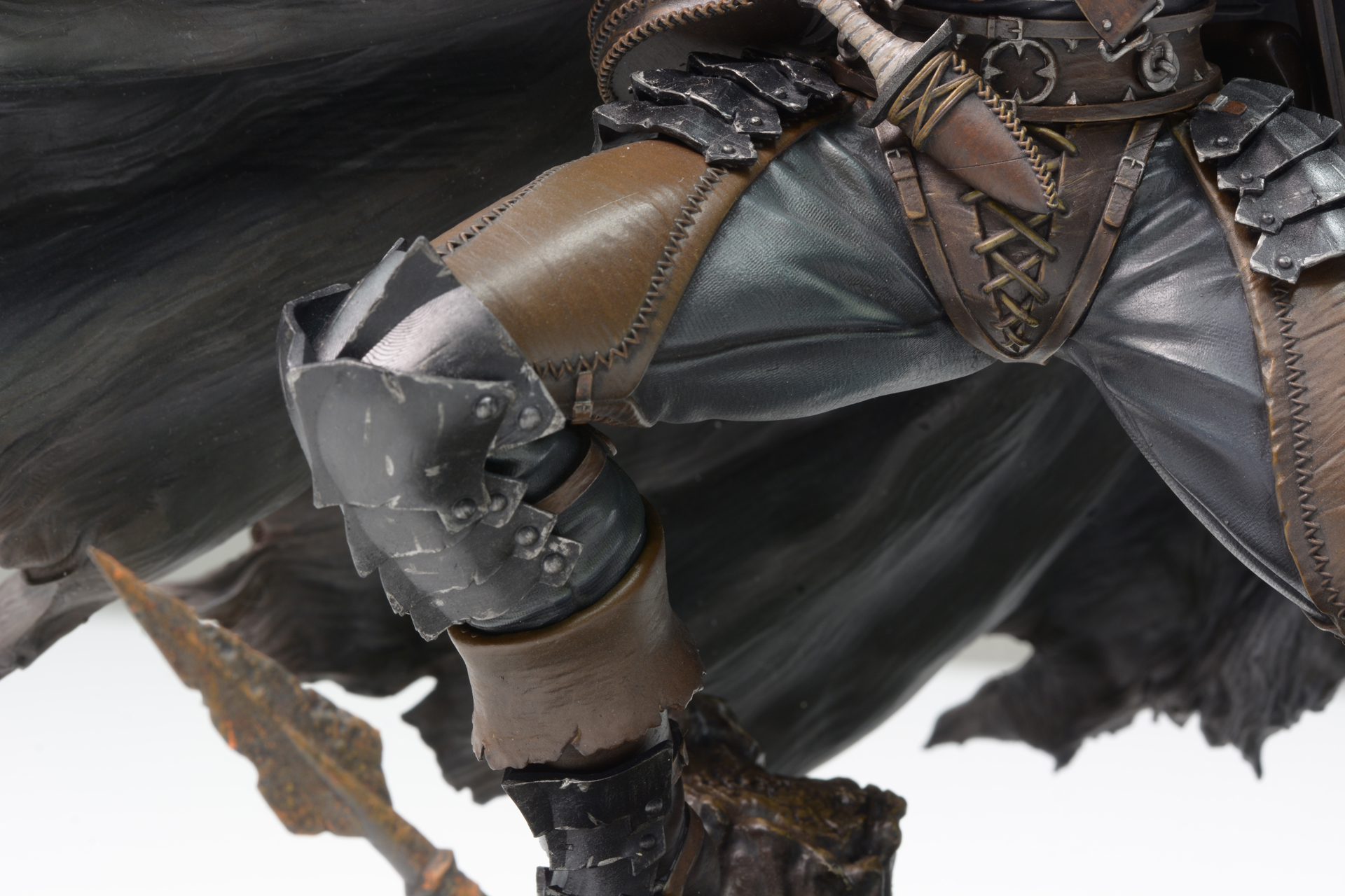 膝部分、腿部分の皮甲冑は重ね縫いをすることで強度を上げている。膝部分の金属甲冑は曲げやすい設計になっている