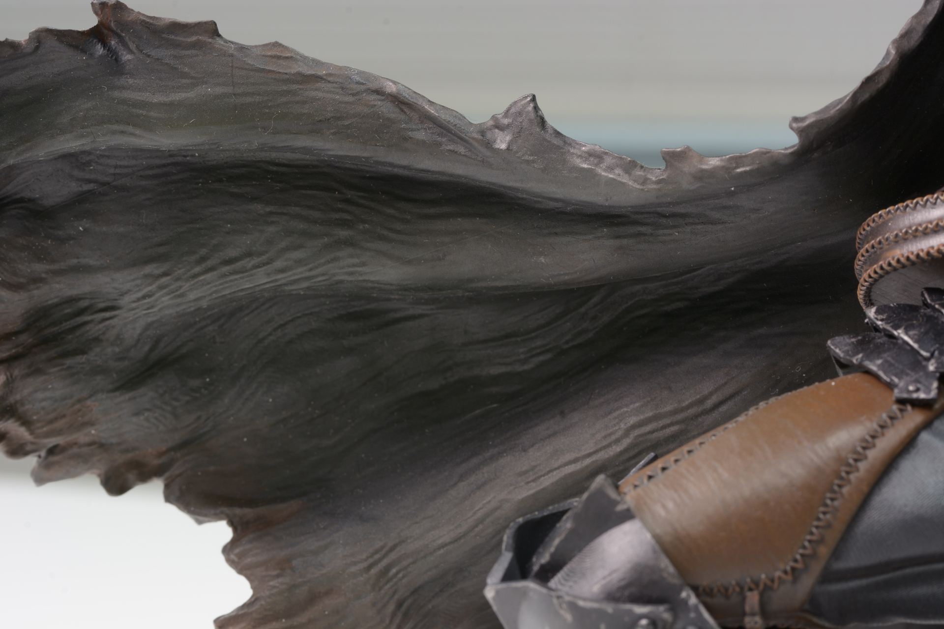 三浦氏の筆致を思わせる縦に流れるラインが入ったマント