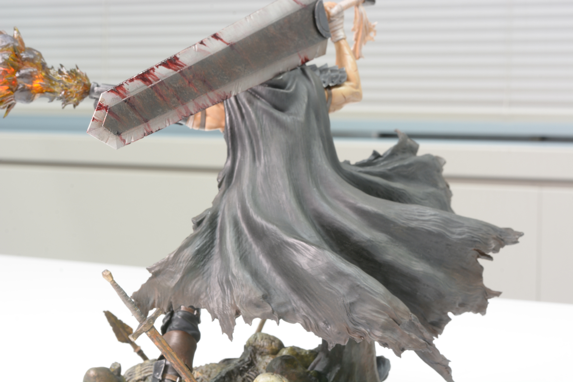 動きを感じさせるマントのシルエット