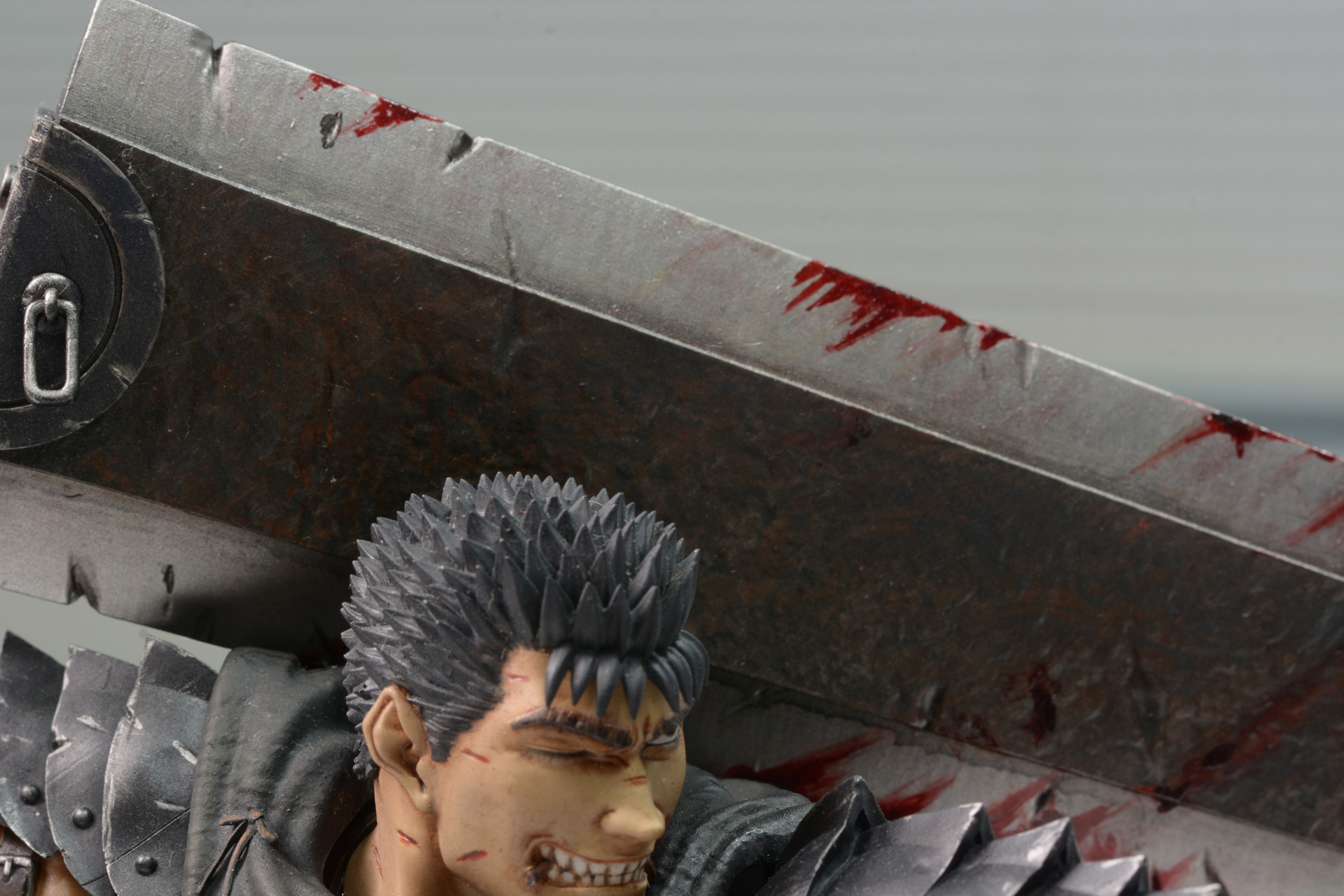 デザインそのものは実用一辺倒なうえ、激しい戦いを経て大きな傷もある。大雑把で、まさに鉄塊と言える武器だ