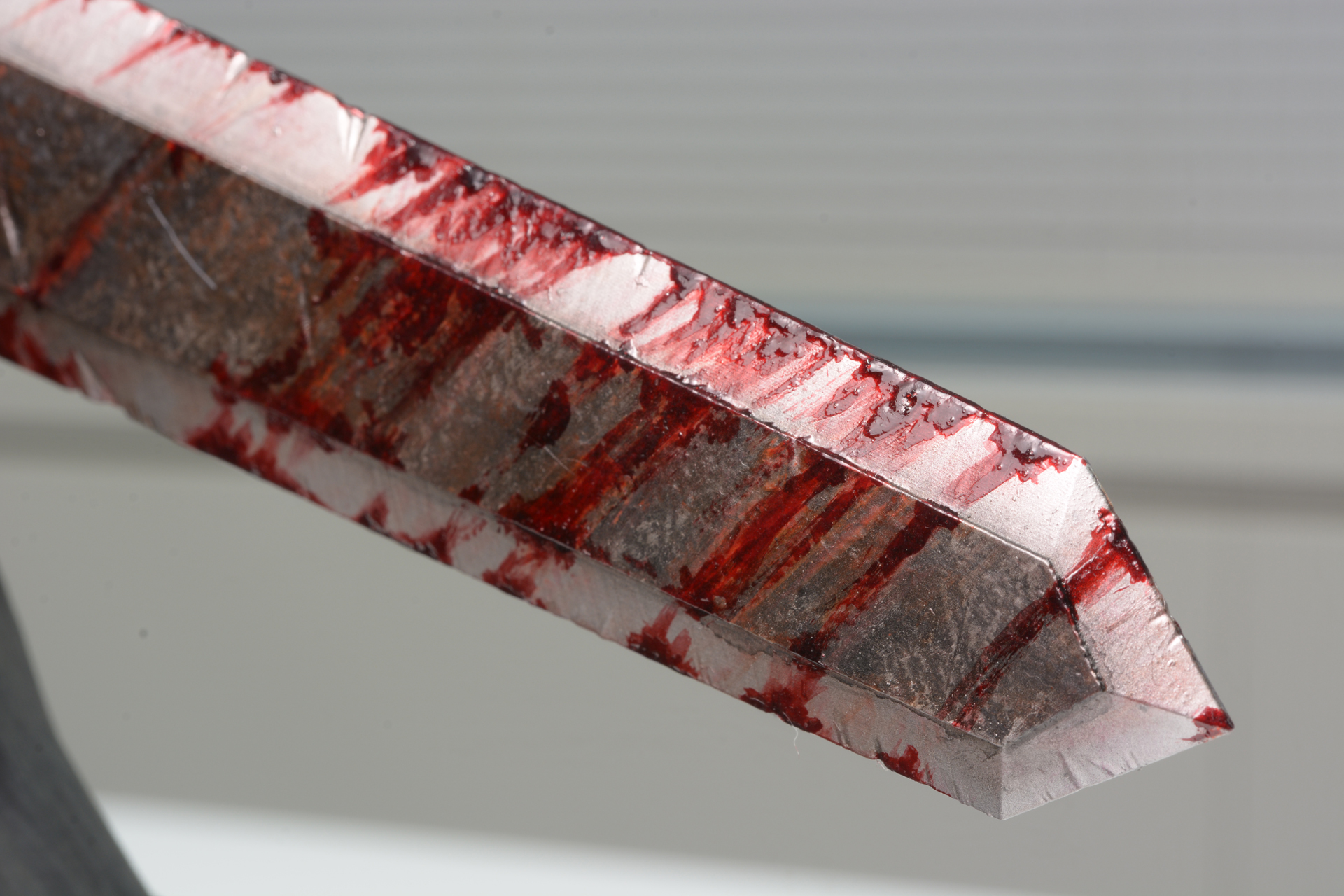 重い血の表現。「ベルセルク」という作品ならではの凄惨な表現だ