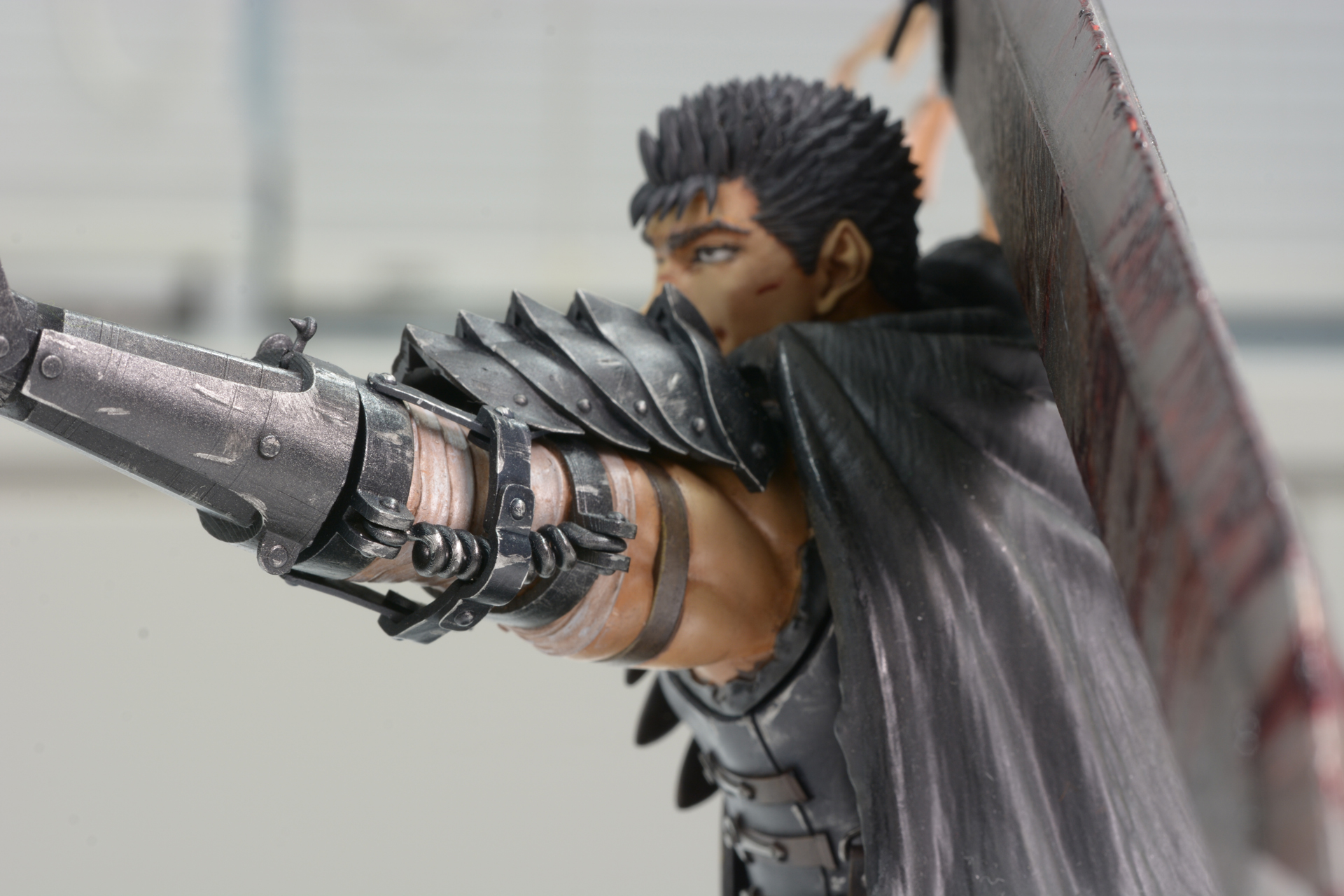 義手を固定する金具の表現も迫力がある