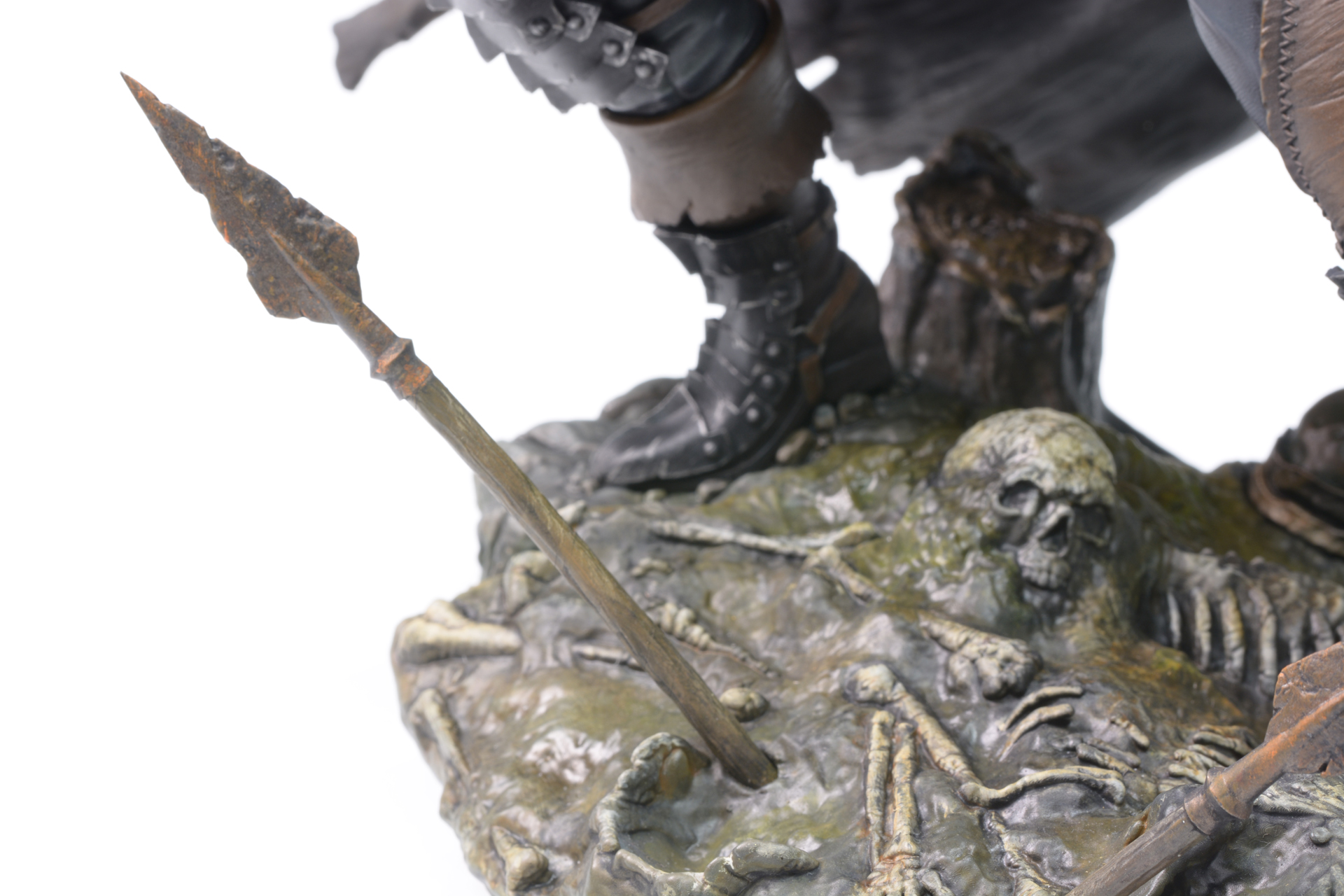 土に埋まっているのか、それともガッツに粉々にされたのか、足下に散らばる骨と、朽ちた武器。地獄のような風景だ。台座で世界観を描けるのも楽しいところだ