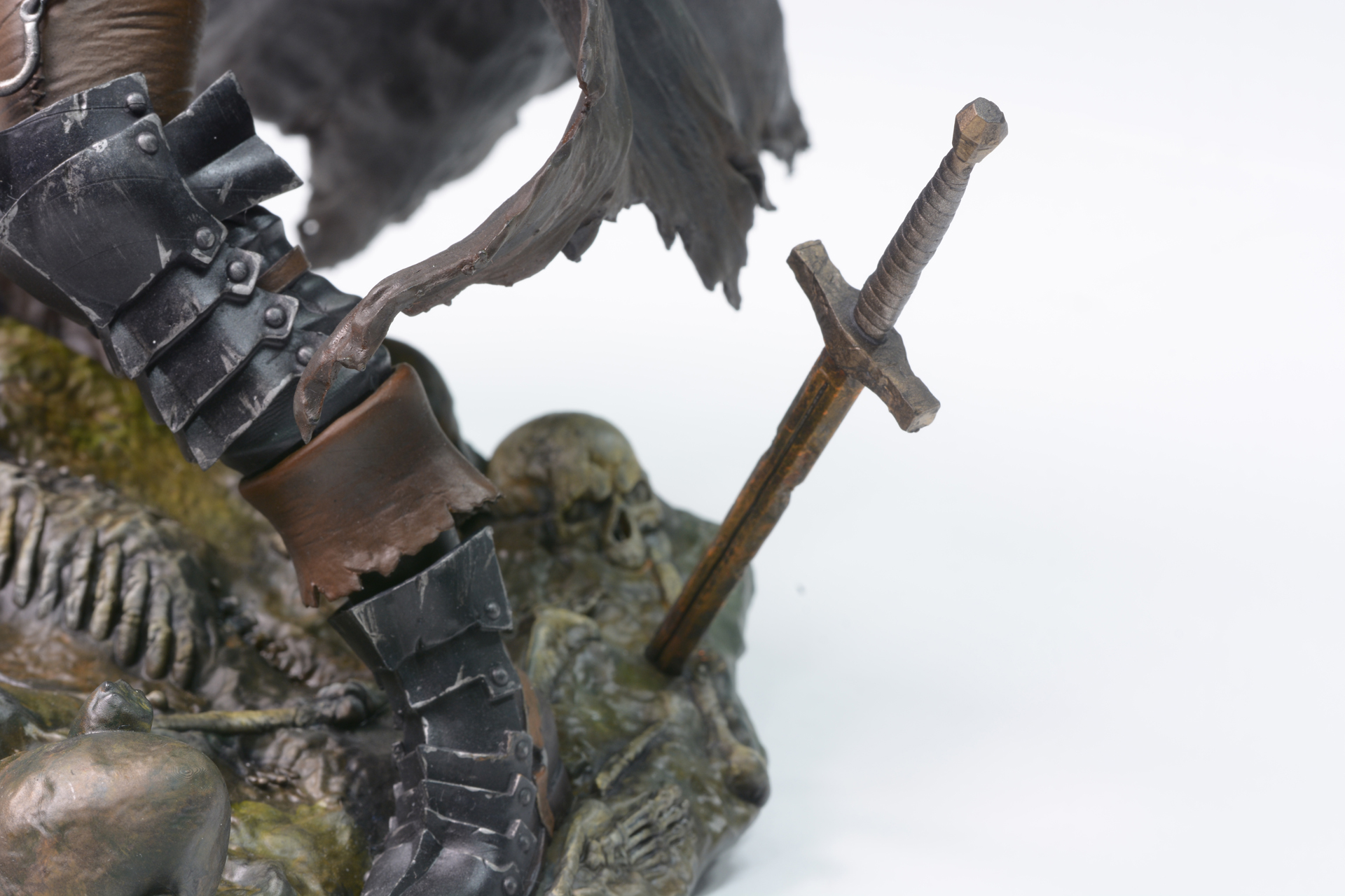 土に埋まっているのか、それともガッツに粉々にされたのか、足下に散らばる骨と、朽ちた武器。地獄のような風景だ。台座で世界観を描けるのも楽しいところだ