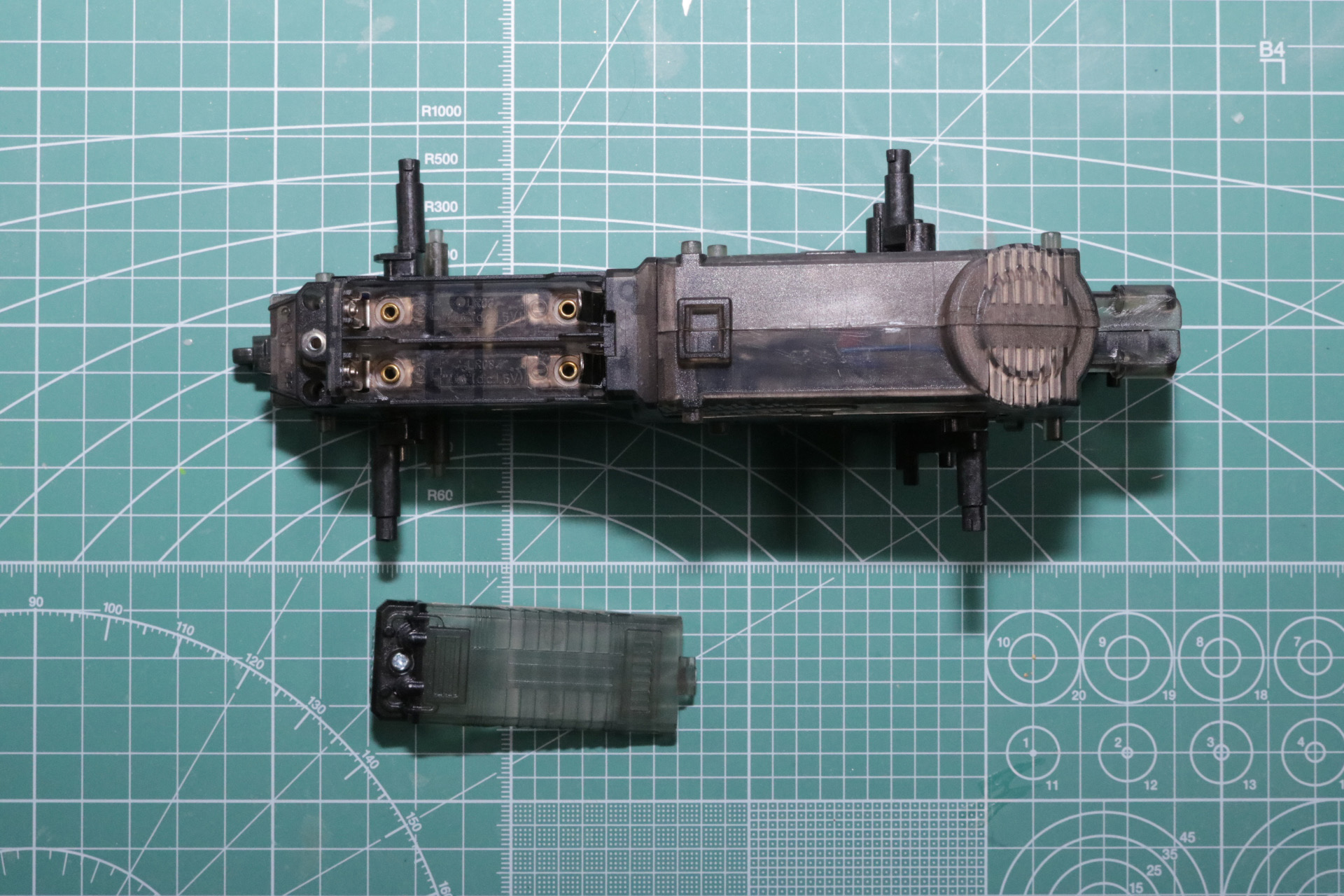 電池ユニットに電池を入れる。スイッチを入れることでLEDの発光、前脚、後脚などが可動