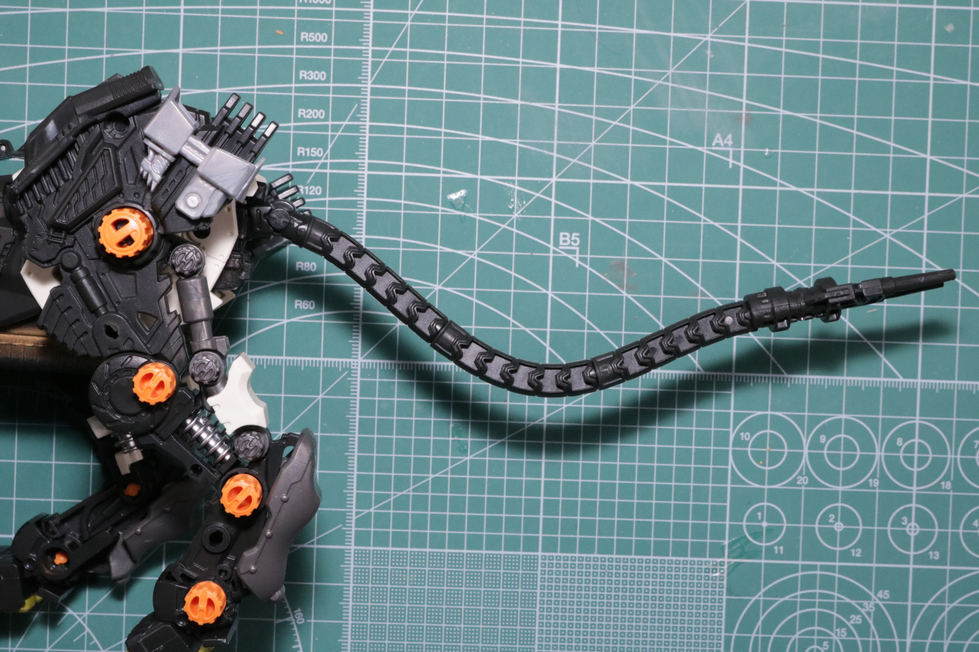 胴体の臀部に尻尾パーツを接続