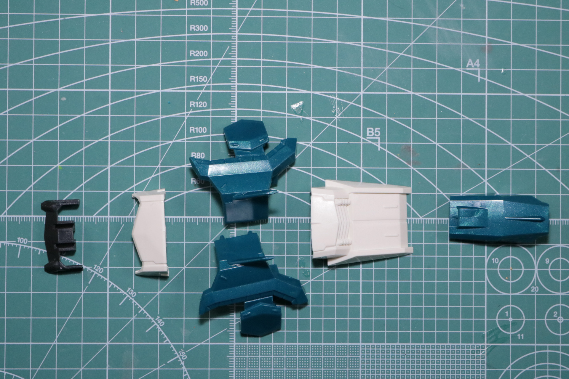 背中アーマーを組み立てる