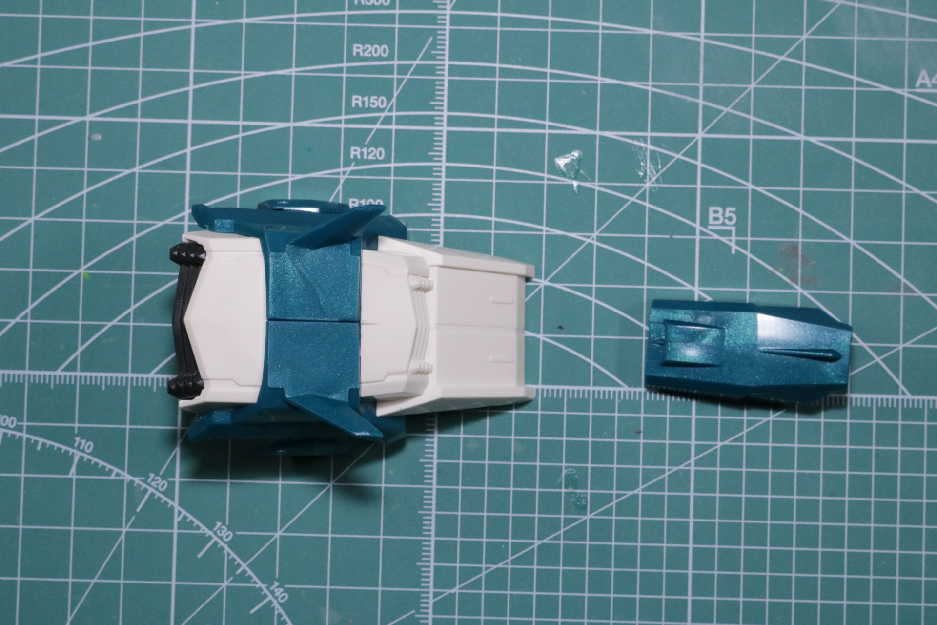 背中アーマーを組み立てる
