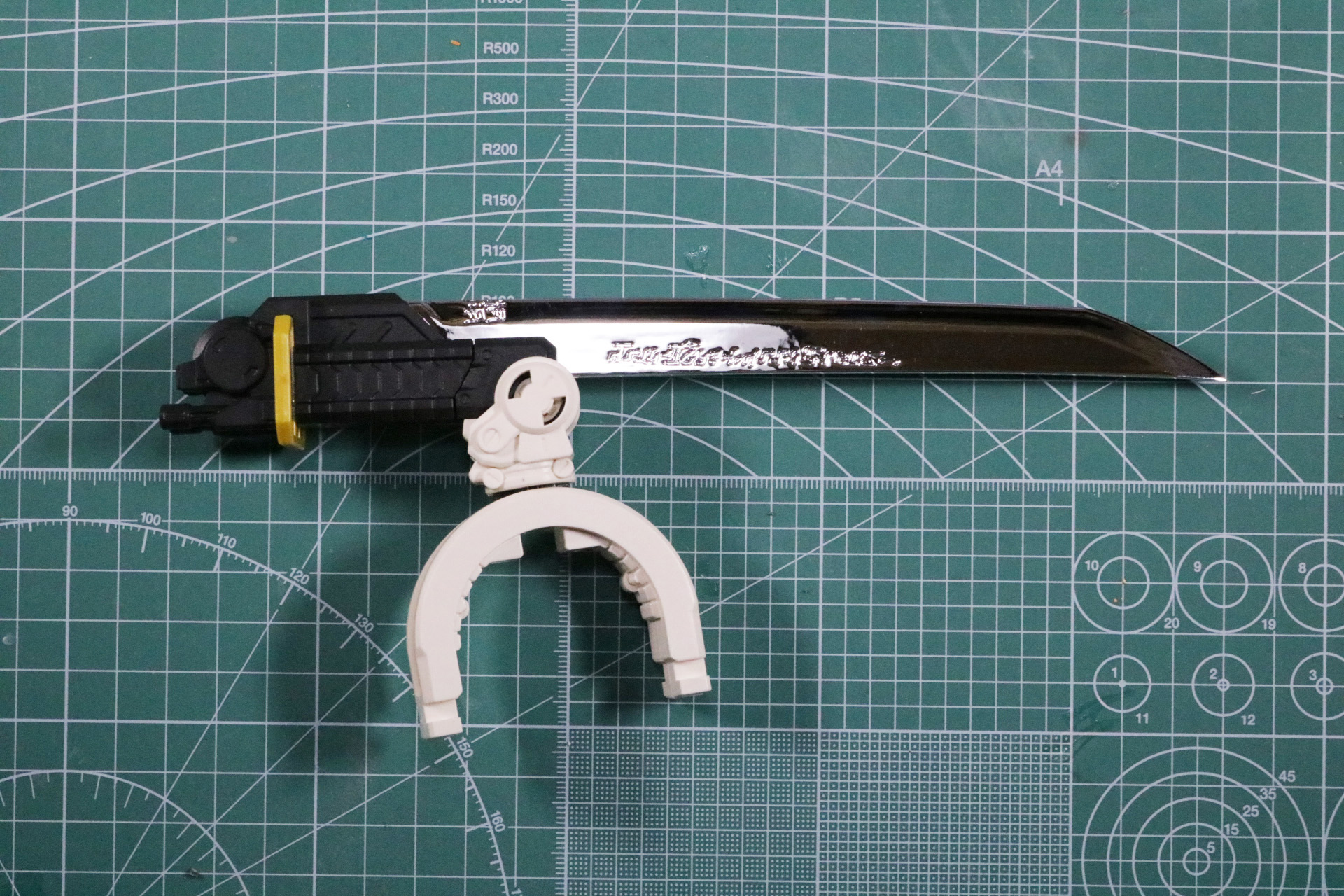 レール部、柄、ムラサメブレードで構成されている