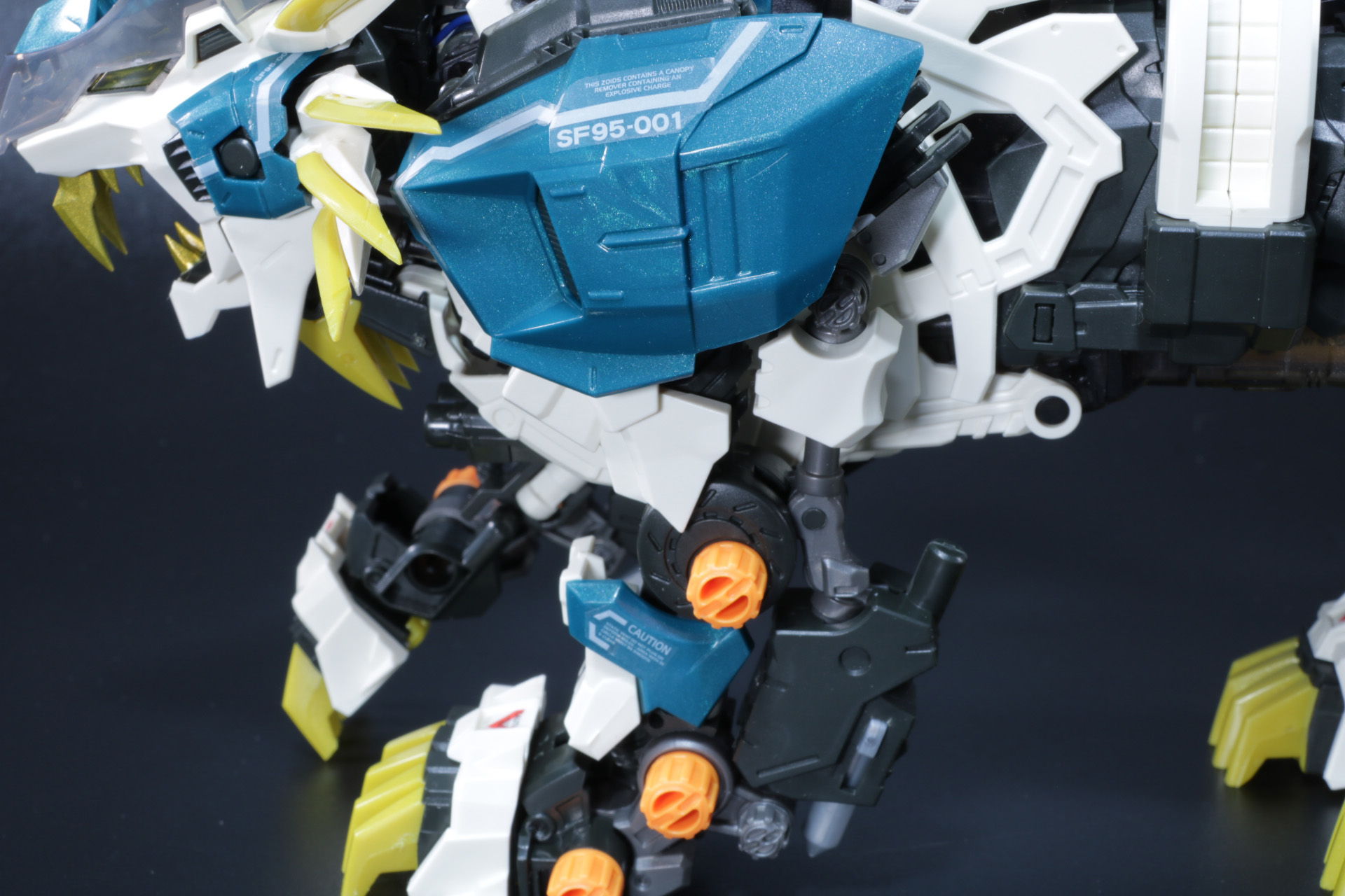 アーマーもブルー部分がメタリックカラーで、「AZ-01 ブレードライガー」、「AZ-02 ライガーゼロ」とは異なるアプローチがされている