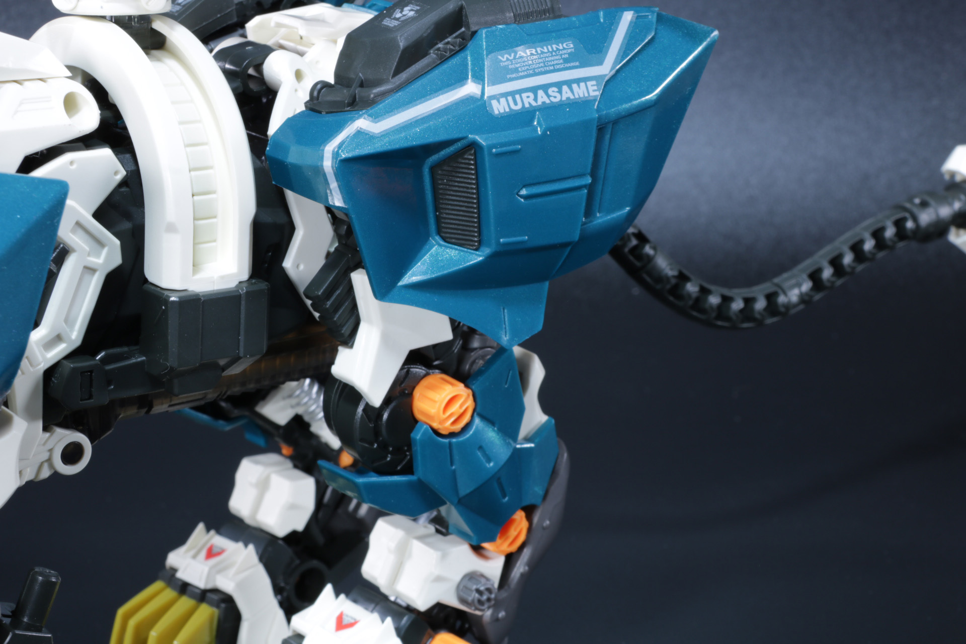 背中アーマーはすっきりした印象