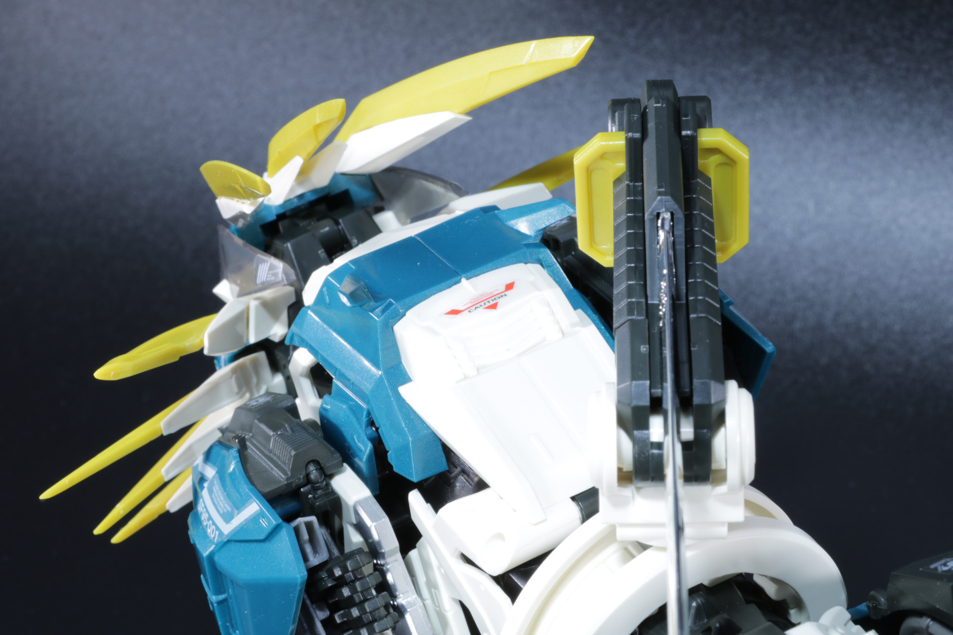 背中アーマーはすっきりした印象