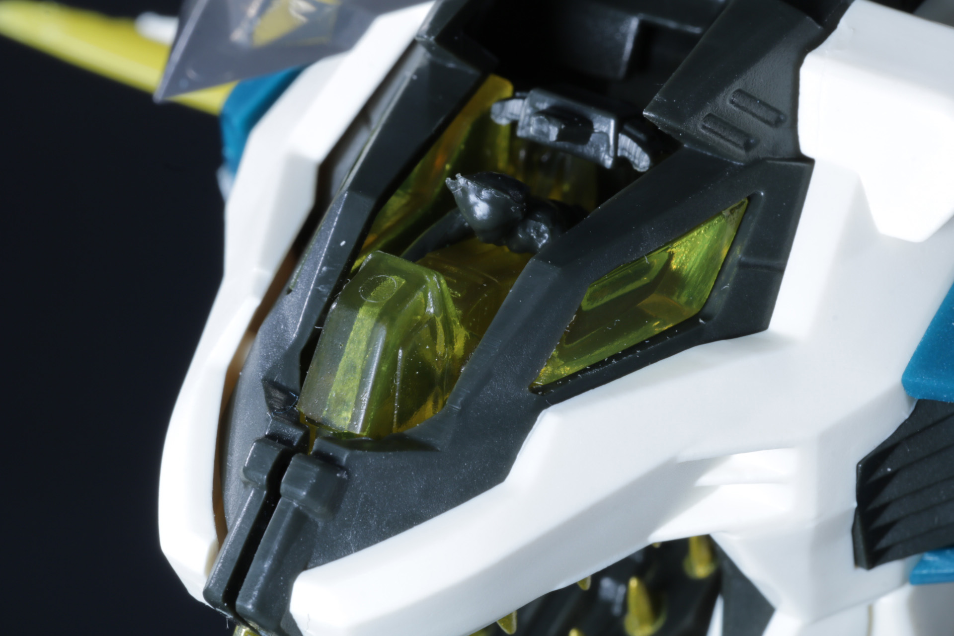 コクピット内では劇中同様のライダースタイルのルージフィギュアを搭乗させることができる