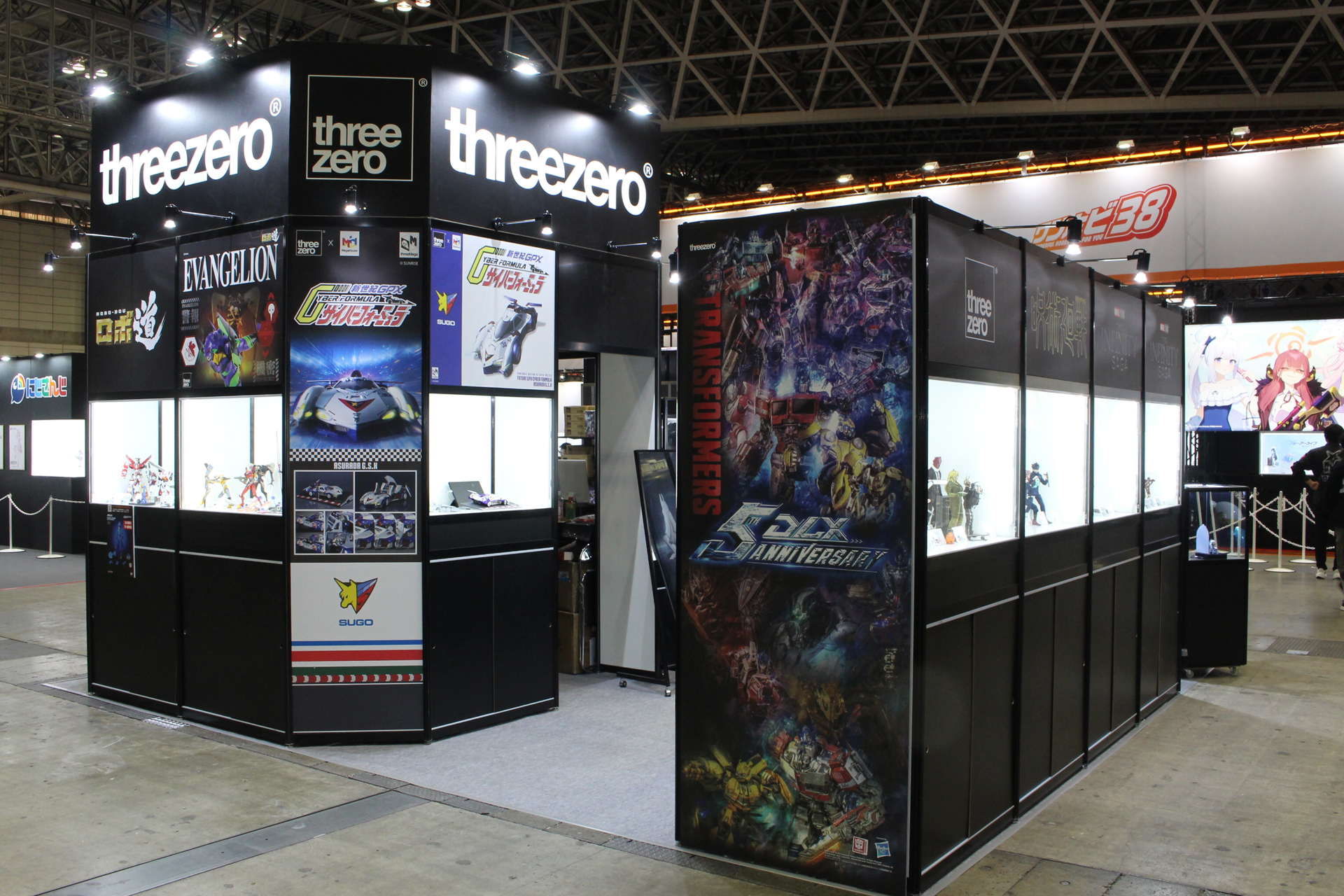 新旧の商品が多数出展されたスリーゼロのブース。なおここで紹介している新製品は全て発売日、価格は未定となっている