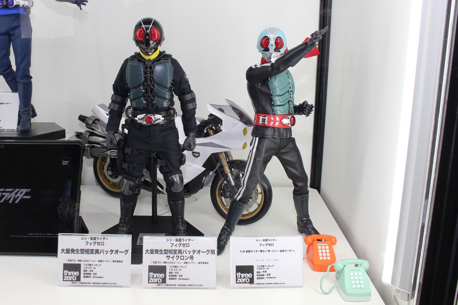 「フィグゼロ 1/6 大量発生型相変異バッタオーグ」（左）、「フィグゼロ 1/6 仮面ライダー第2＋1号」（右）、「フィグゼロ 1/6 大量発生型相変異バッタオーグ サイクロン号」（奥）