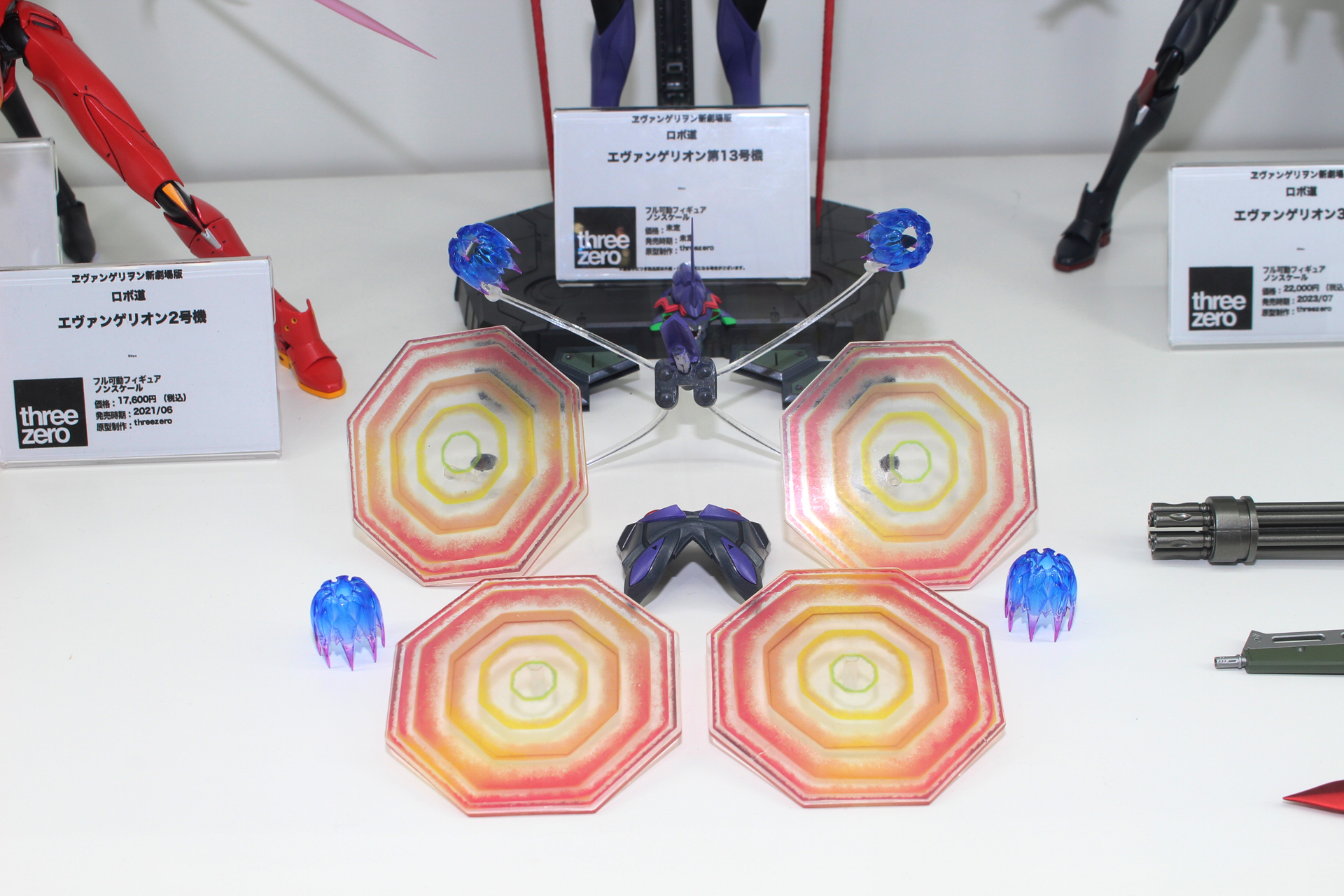 「ロボ道 エヴァンゲリオン第13号機」。シーンを再現する各種交換パーツが付属