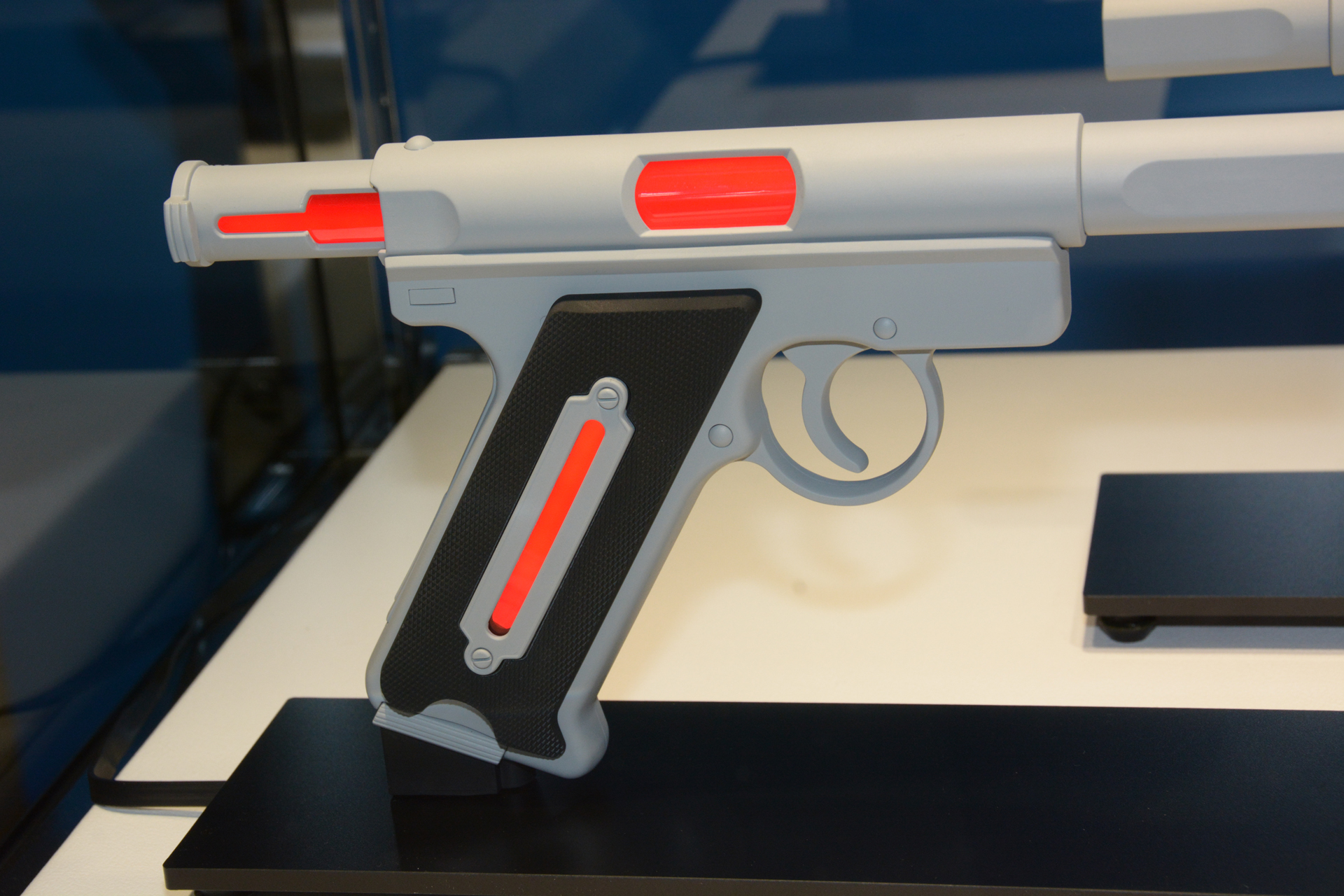 「ペルソナ3 リロード」の魅力であるテウルギアモードを再現。どのような演出が盛り込まれるか注目したい。主人公はもちろん他のキャラクターの音声やボイスも収録されるとのことで、様々なキャラクターのコスプレアイテムにぴったりだ