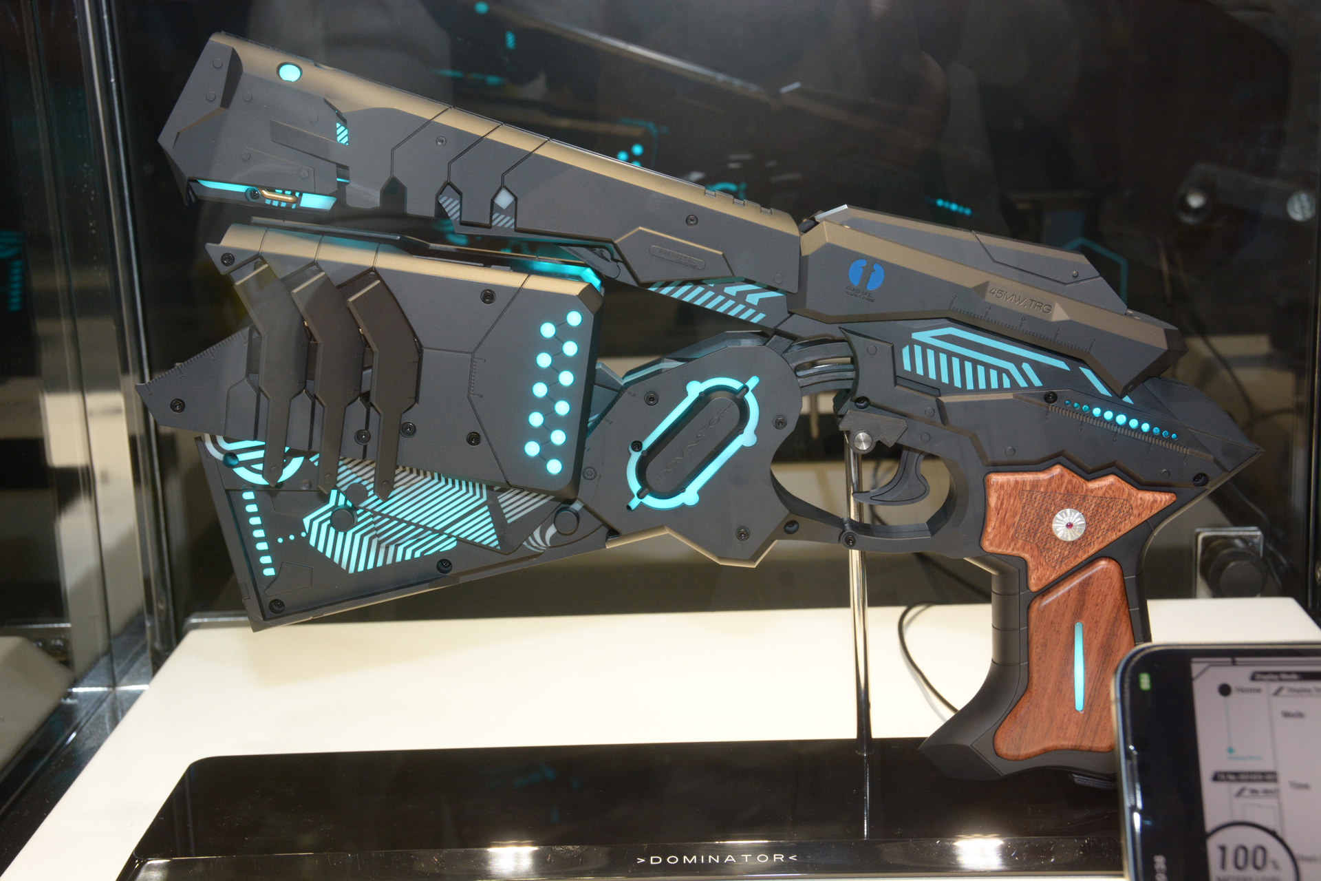 パラライザーからエリミネーターへの自動変形、日高のり子さんのボイス、スマホと連動した機能など決定版と言える商品。専用ケースにウッドグリップで、非常に高価だが、ファンならば手にしておきたいところだ