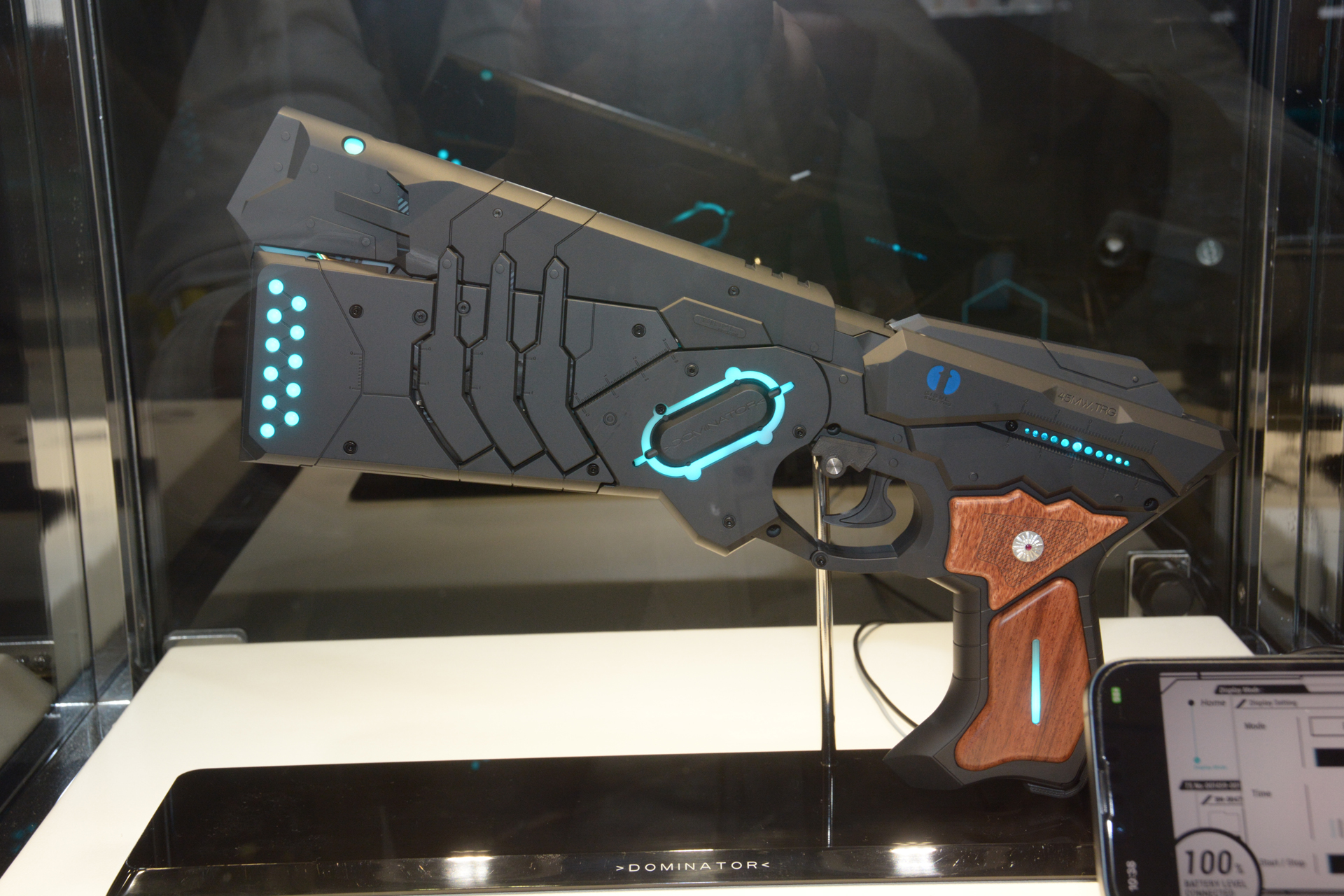 パラライザーからエリミネーターへの自動変形、日高のり子さんのボイス、スマホと連動した機能など決定版と言える商品。専用ケースにウッドグリップで、非常に高価だが、ファンならば手にしておきたいところだ