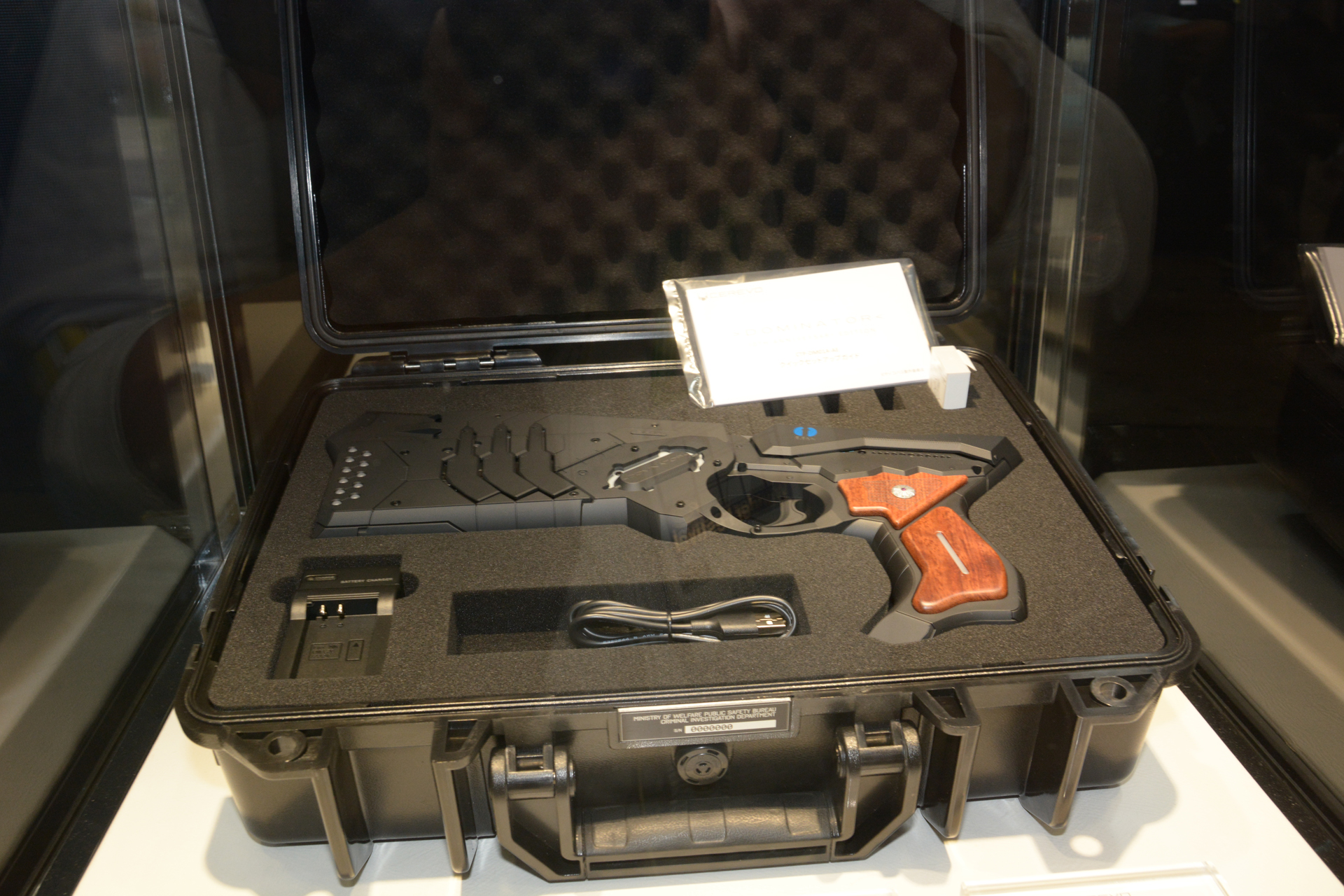 パラライザーからエリミネーターへの自動変形、日高のり子さんのボイス、スマホと連動した機能など決定版と言える商品。専用ケースにウッドグリップで、非常に高価だが、ファンならば手にしておきたいところだ