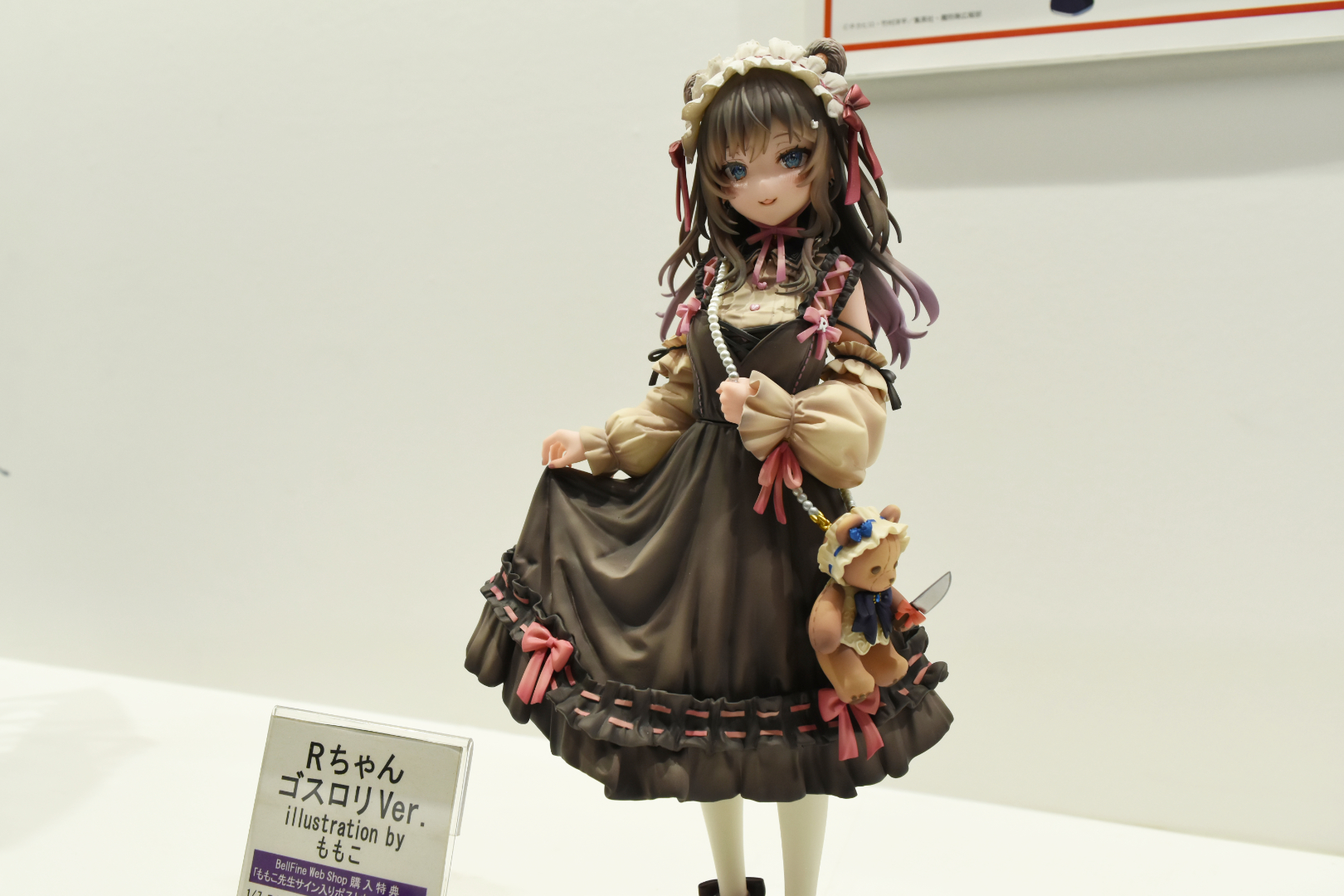 可愛らしいゴスロリ衣装に身を包む。熊のポーチが少々物騒な感じ