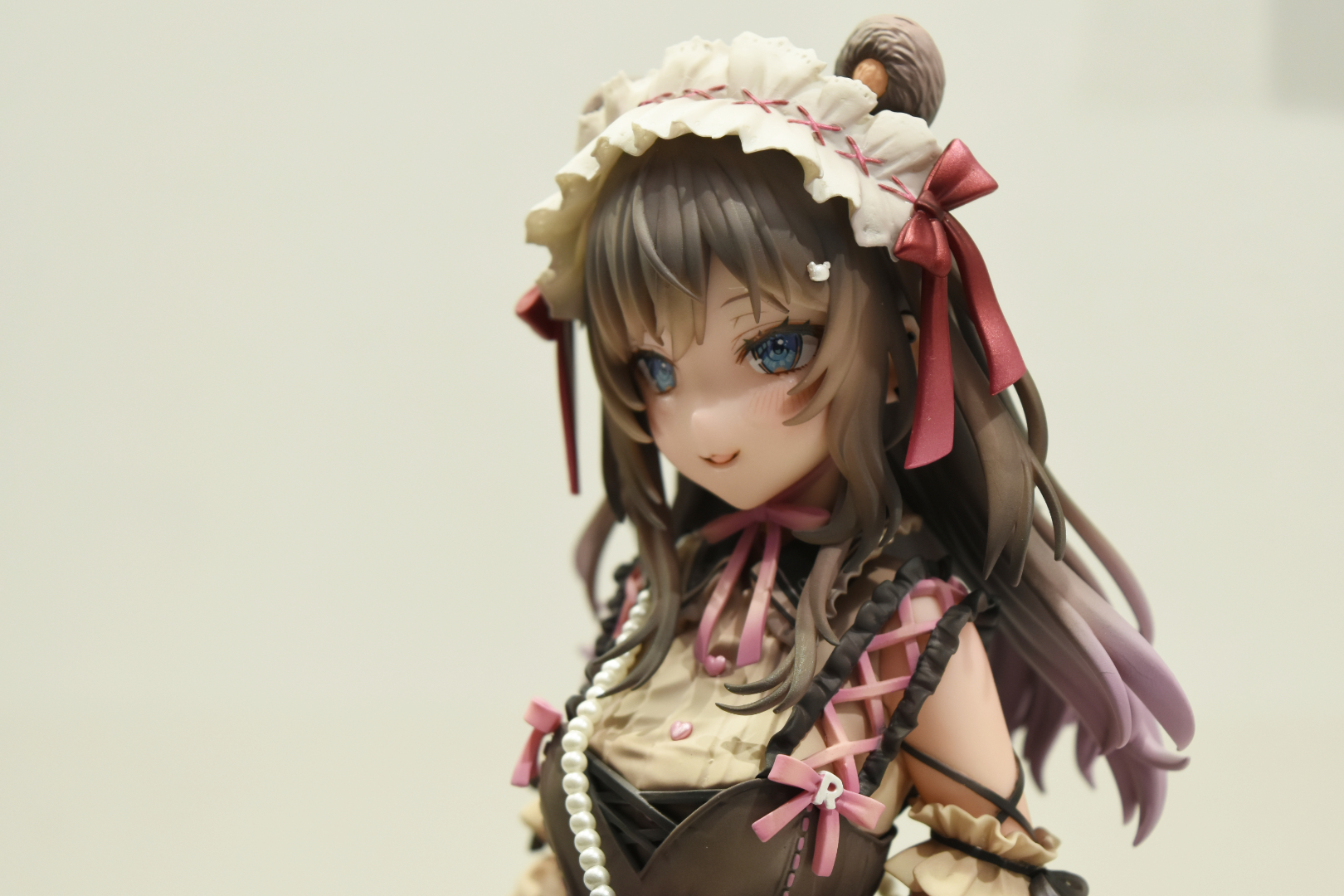 可愛らしいゴスロリ衣装に身を包む。熊のポーチが少々物騒な感じ