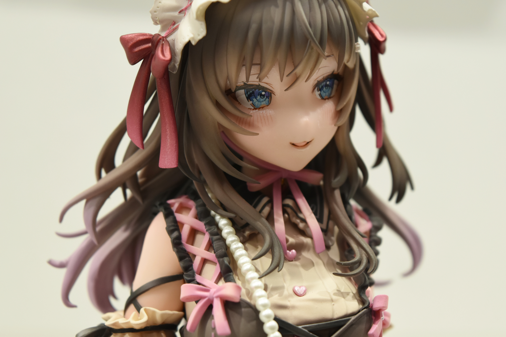 可愛らしいゴスロリ衣装に身を包む。熊のポーチが少々物騒な感じ