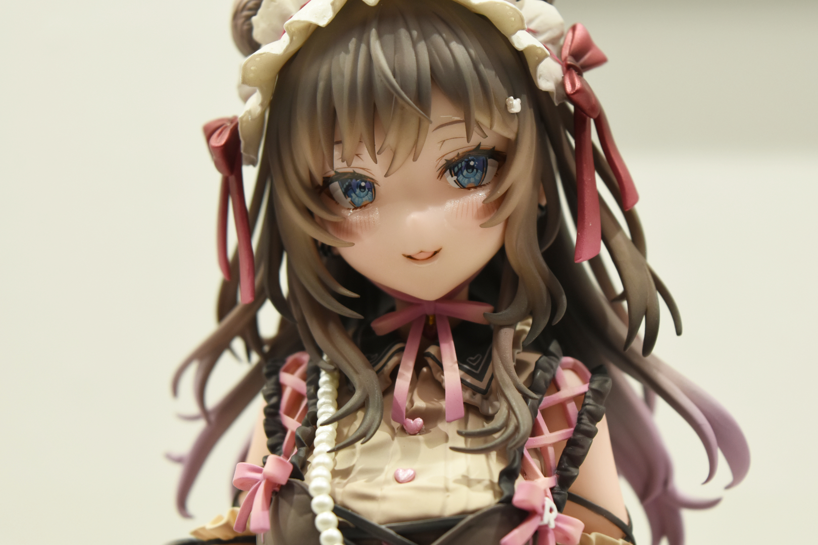 可愛らしいゴスロリ衣装に身を包む。熊のポーチが少々物騒な感じ