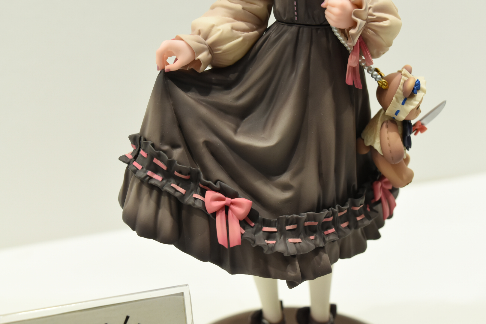 可愛らしいゴスロリ衣装に身を包む。熊のポーチが少々物騒な感じ