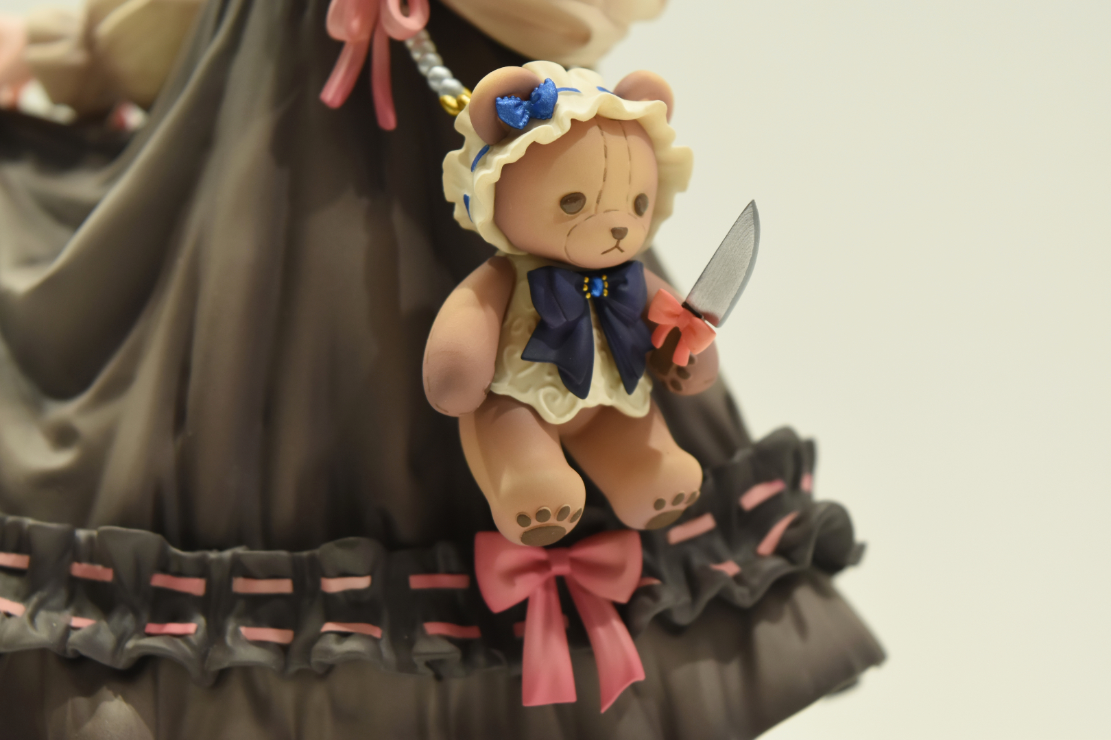 可愛らしいゴスロリ衣装に身を包む。熊のポーチが少々物騒な感じ