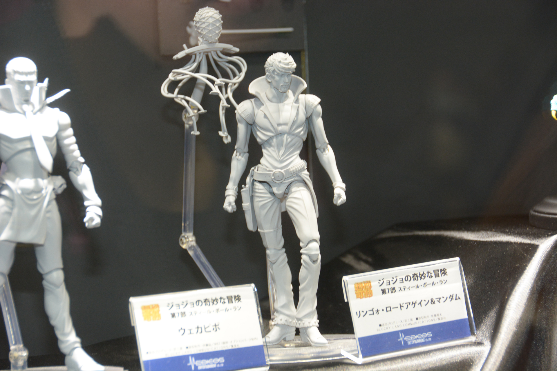 こちらはスタンドのマンダムとセットで。原型師が立体物を手で作った手原型を使用しているという