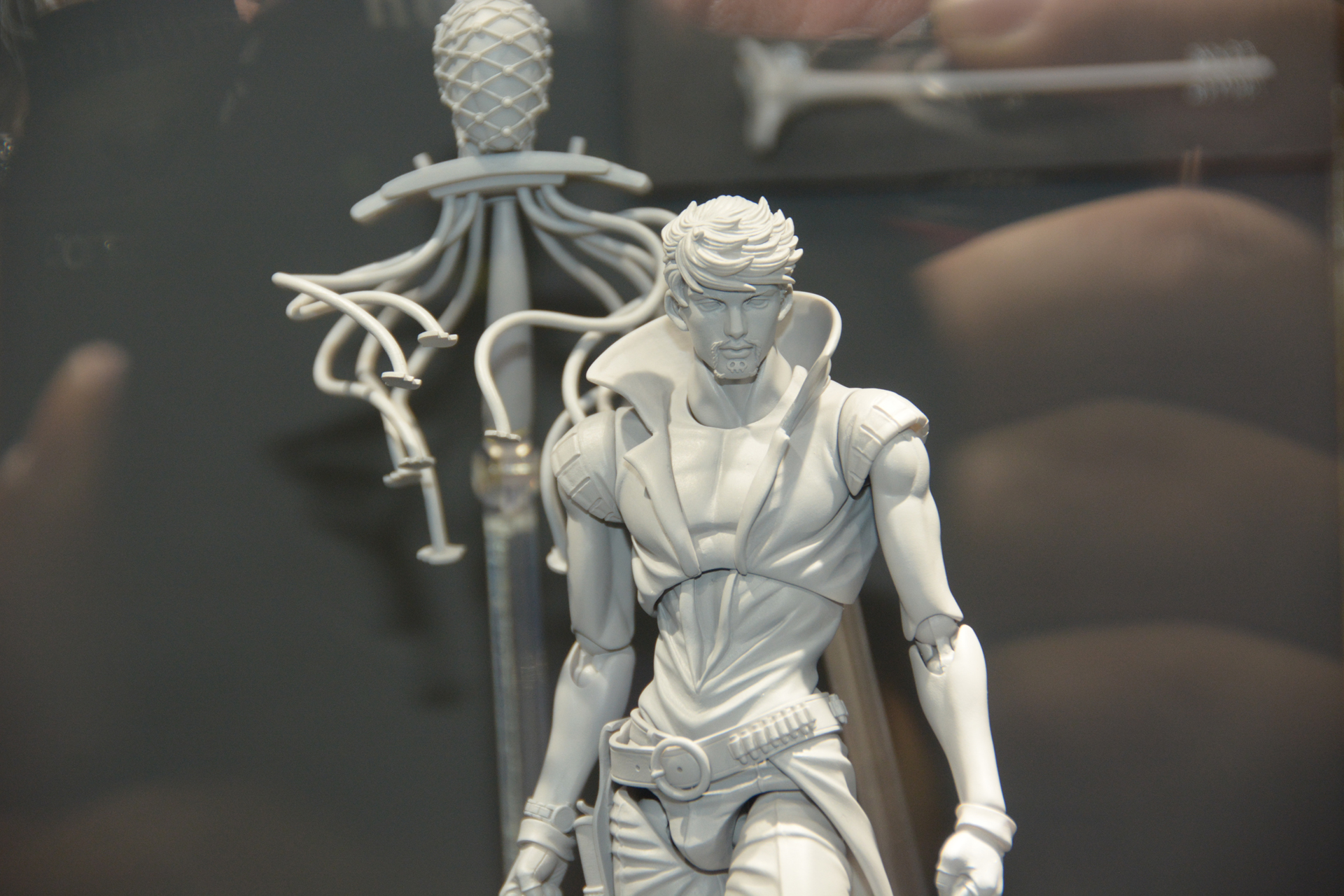 こちらはスタンドのマンダムとセットで。原型師が立体物を手で作った手原型を使用しているという