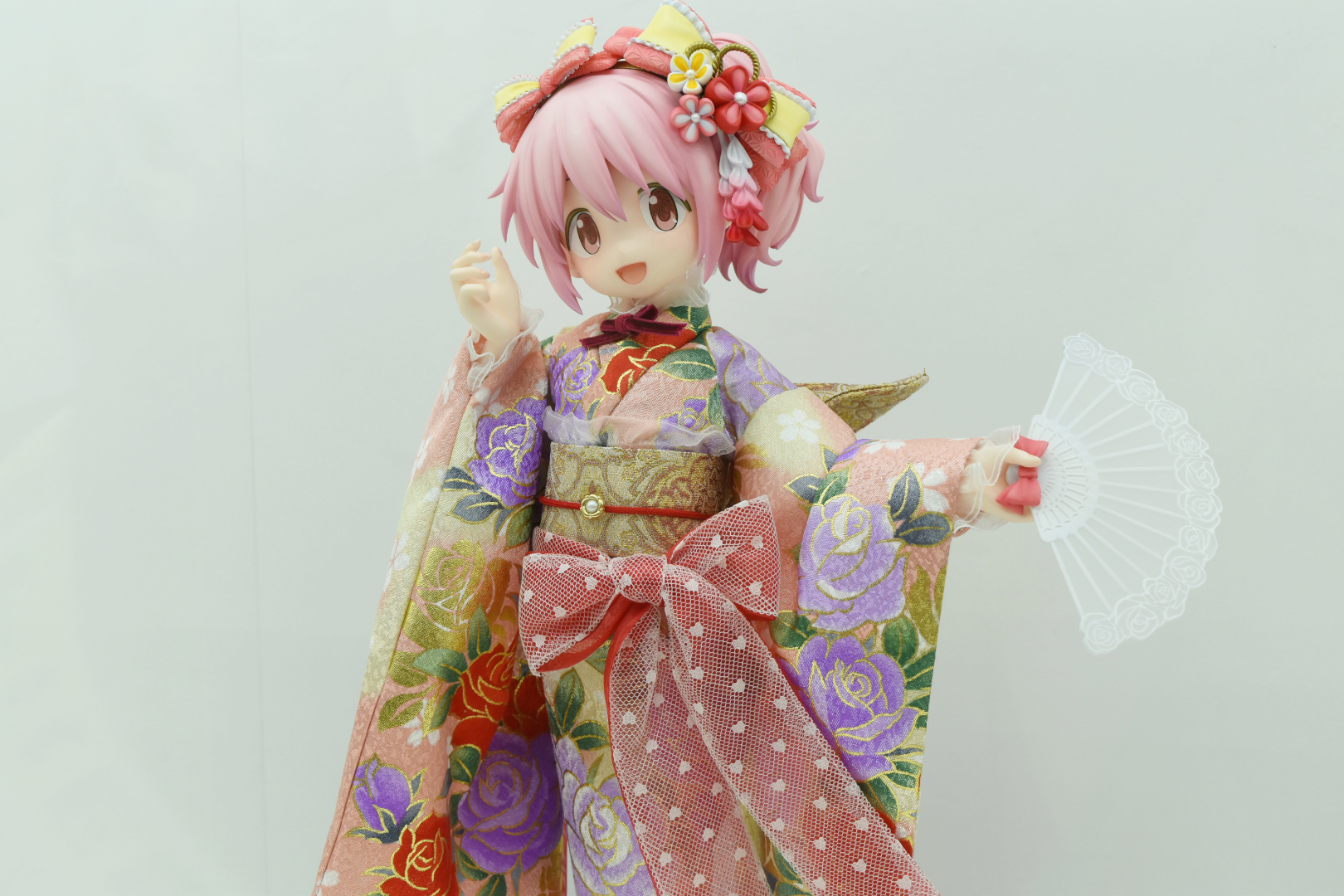 まどかは、イメージカラーのピンクを基調とした着物