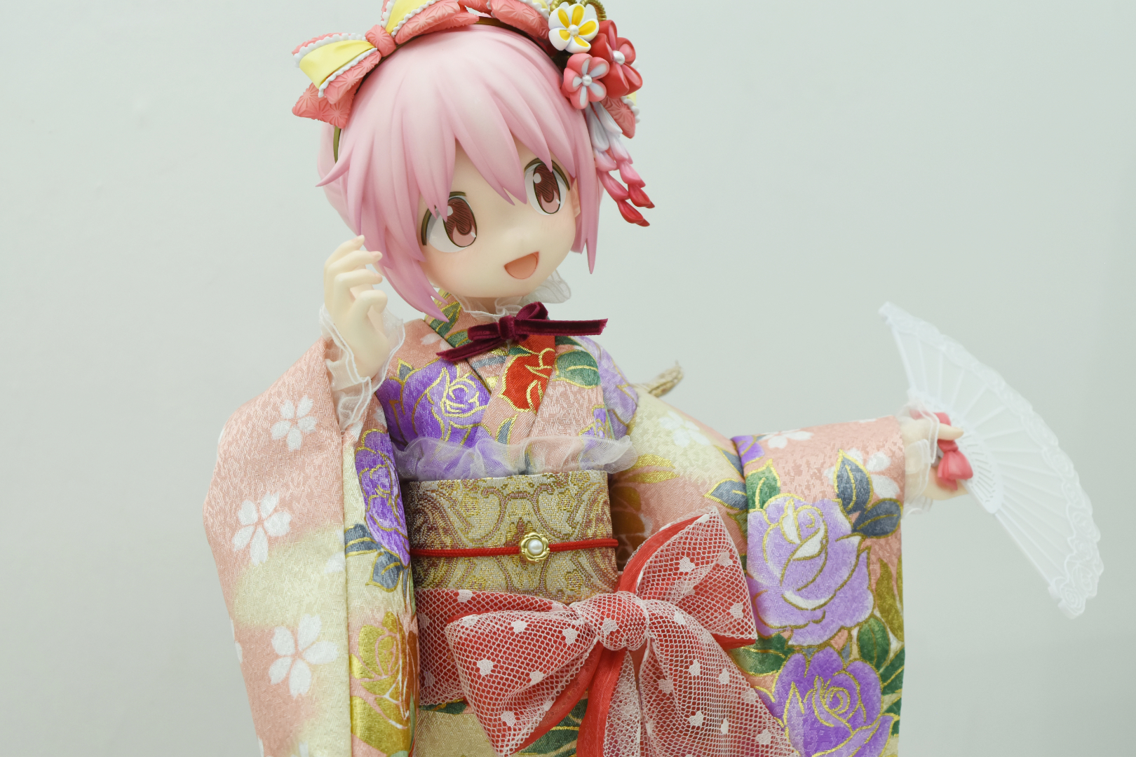まどかは、イメージカラーのピンクを基調とした着物