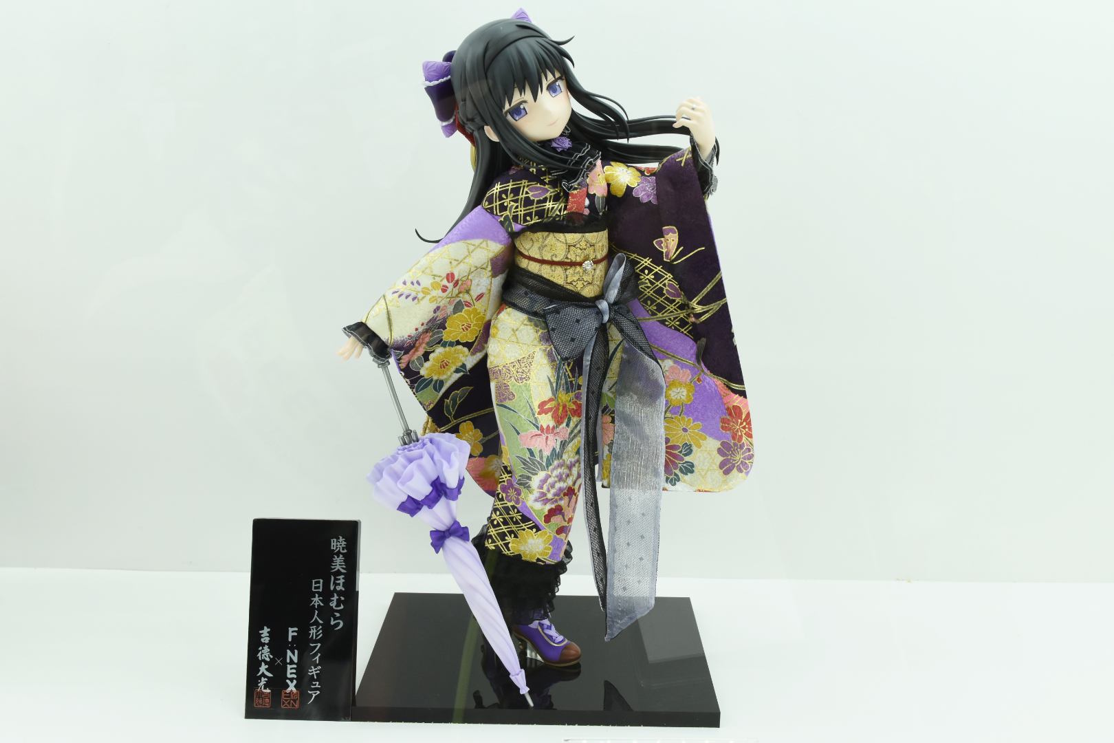 黒の着物に金の柄が豪華感を感じさせる