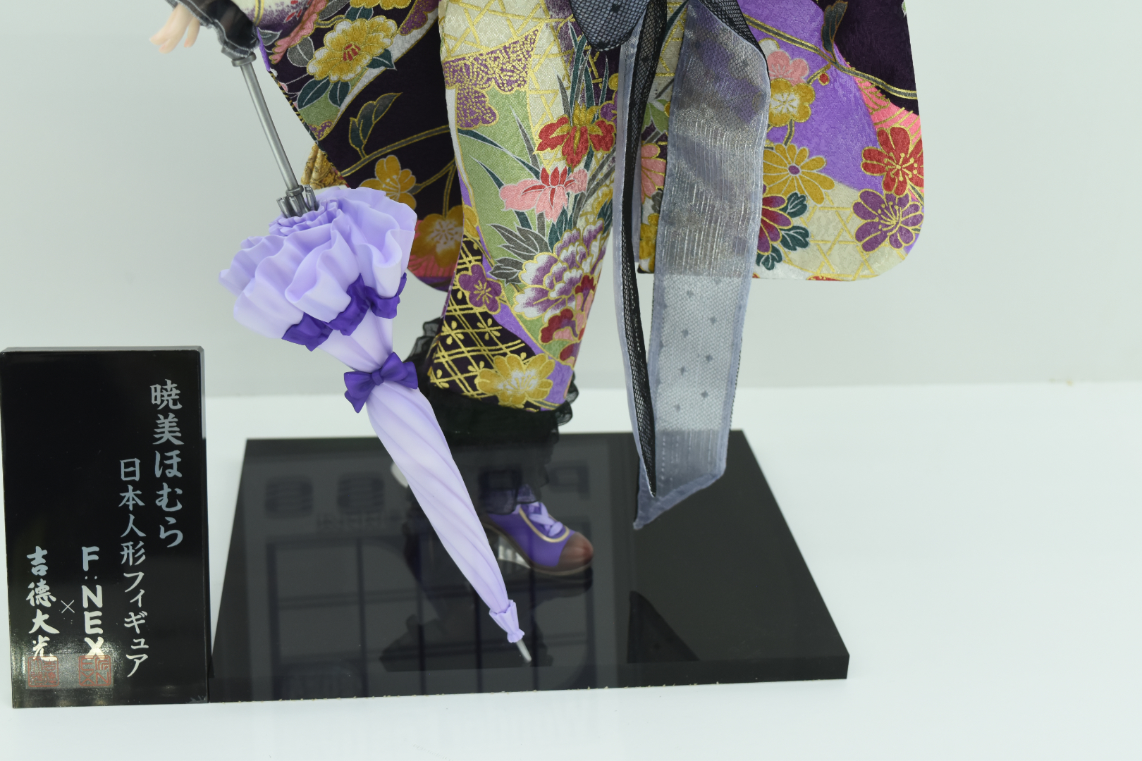 黒の着物に金の柄が豪華感を感じさせる
