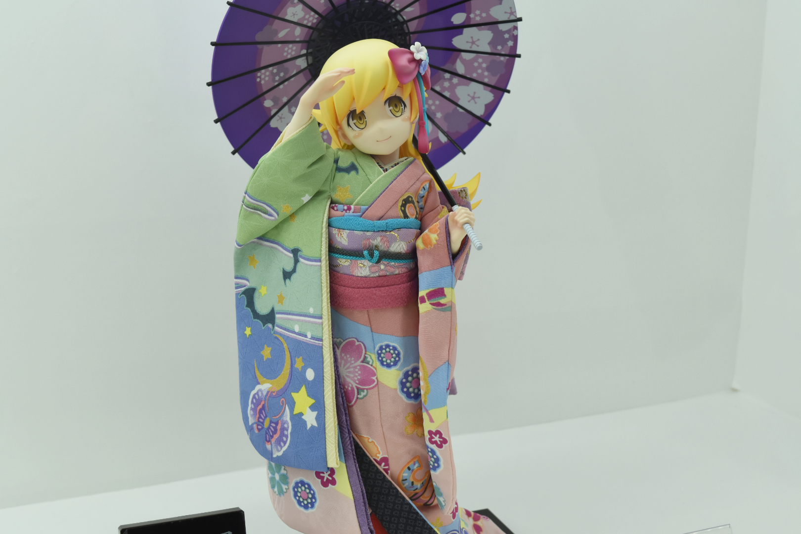 着物だけではなく、傘などの小物も和のテイストを見事に演出している