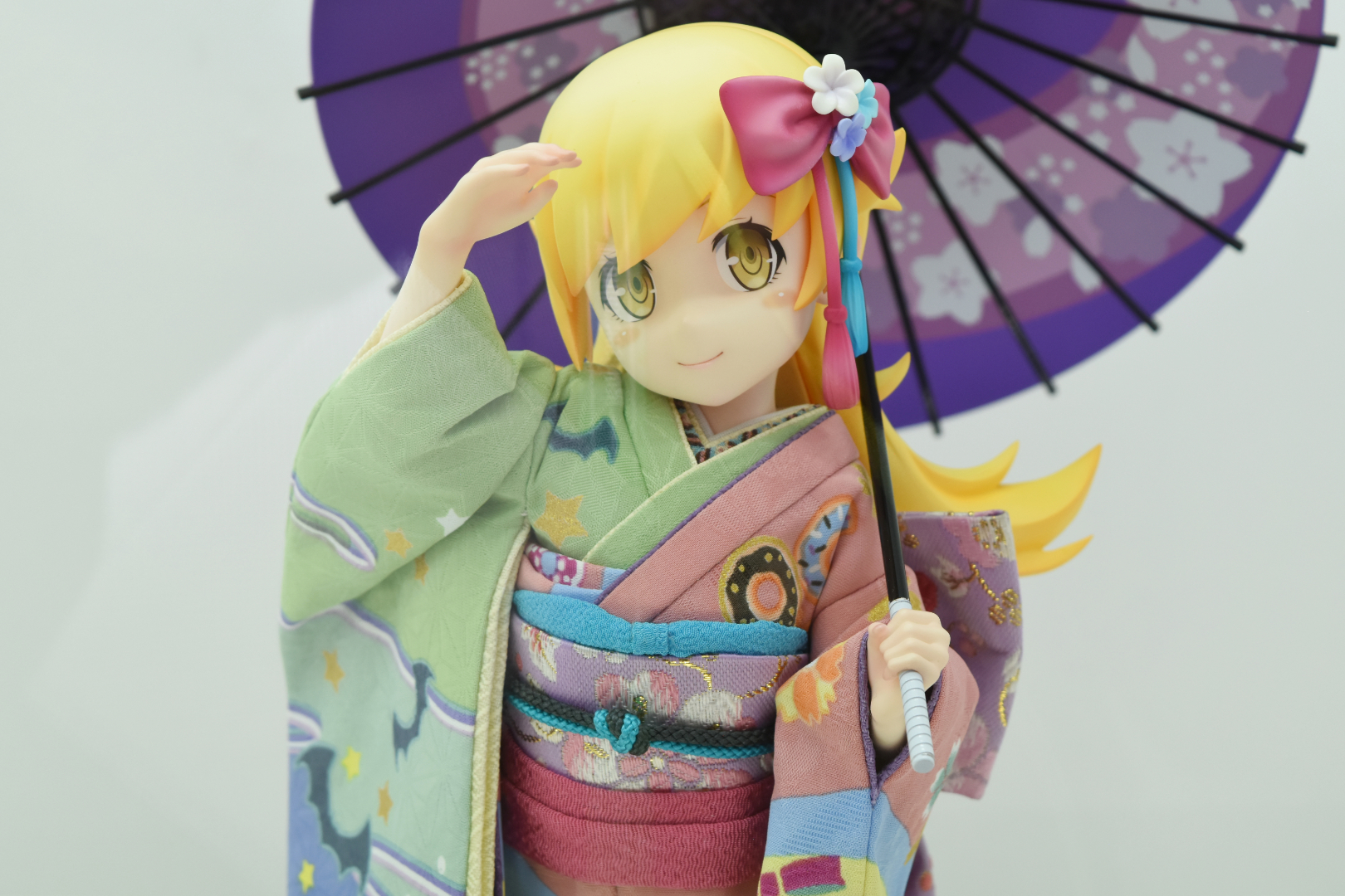 着物だけではなく、傘などの小物も和のテイストを見事に演出している