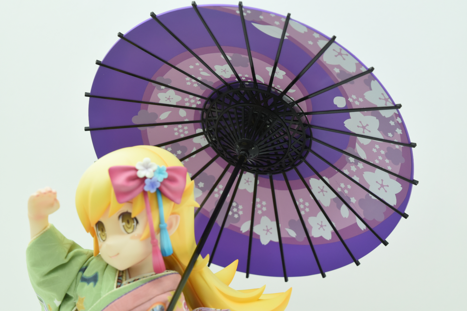 着物だけではなく、傘などの小物も和のテイストを見事に演出している