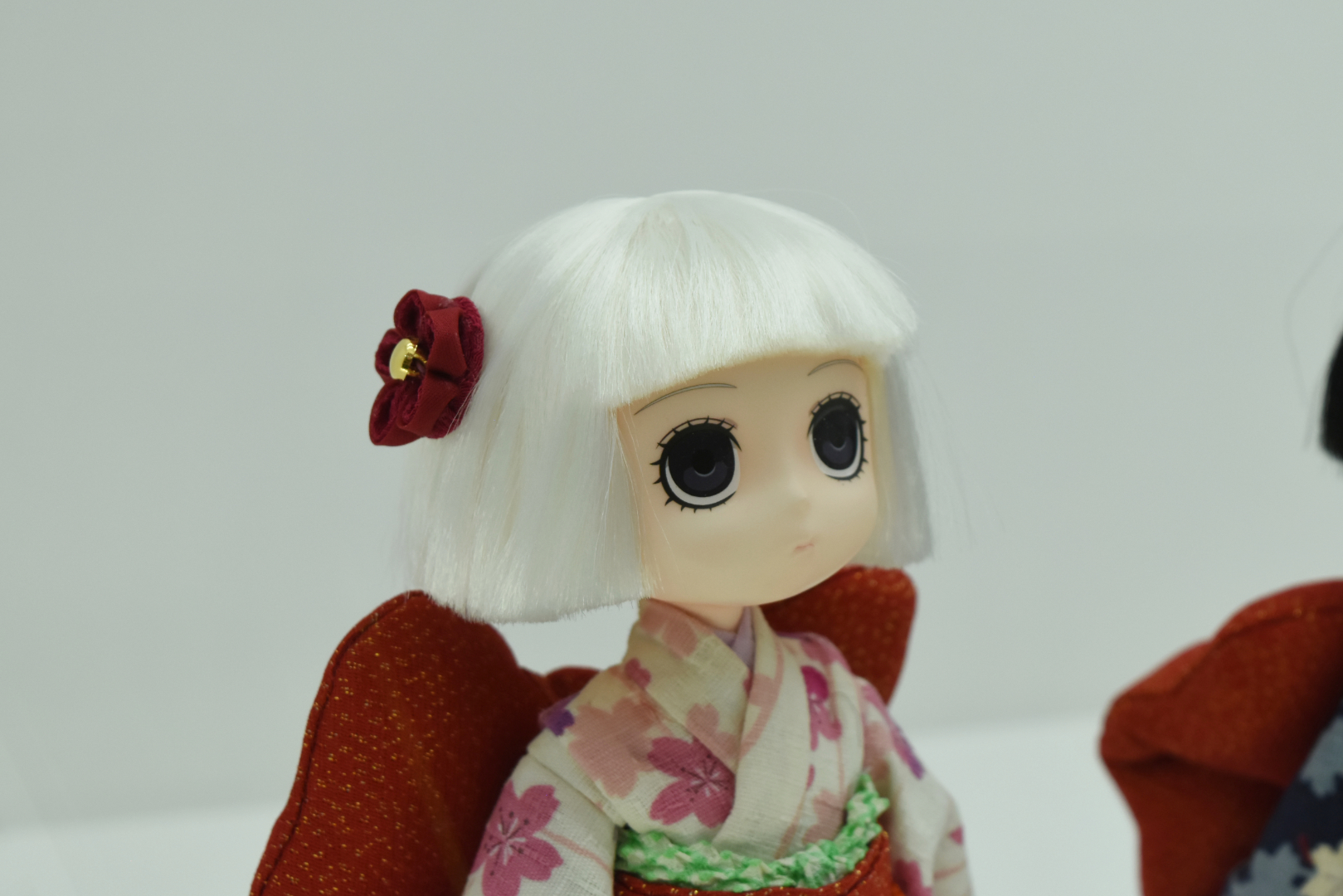 髪の毛まで糸で作られいると、もはや本物の日本人形である