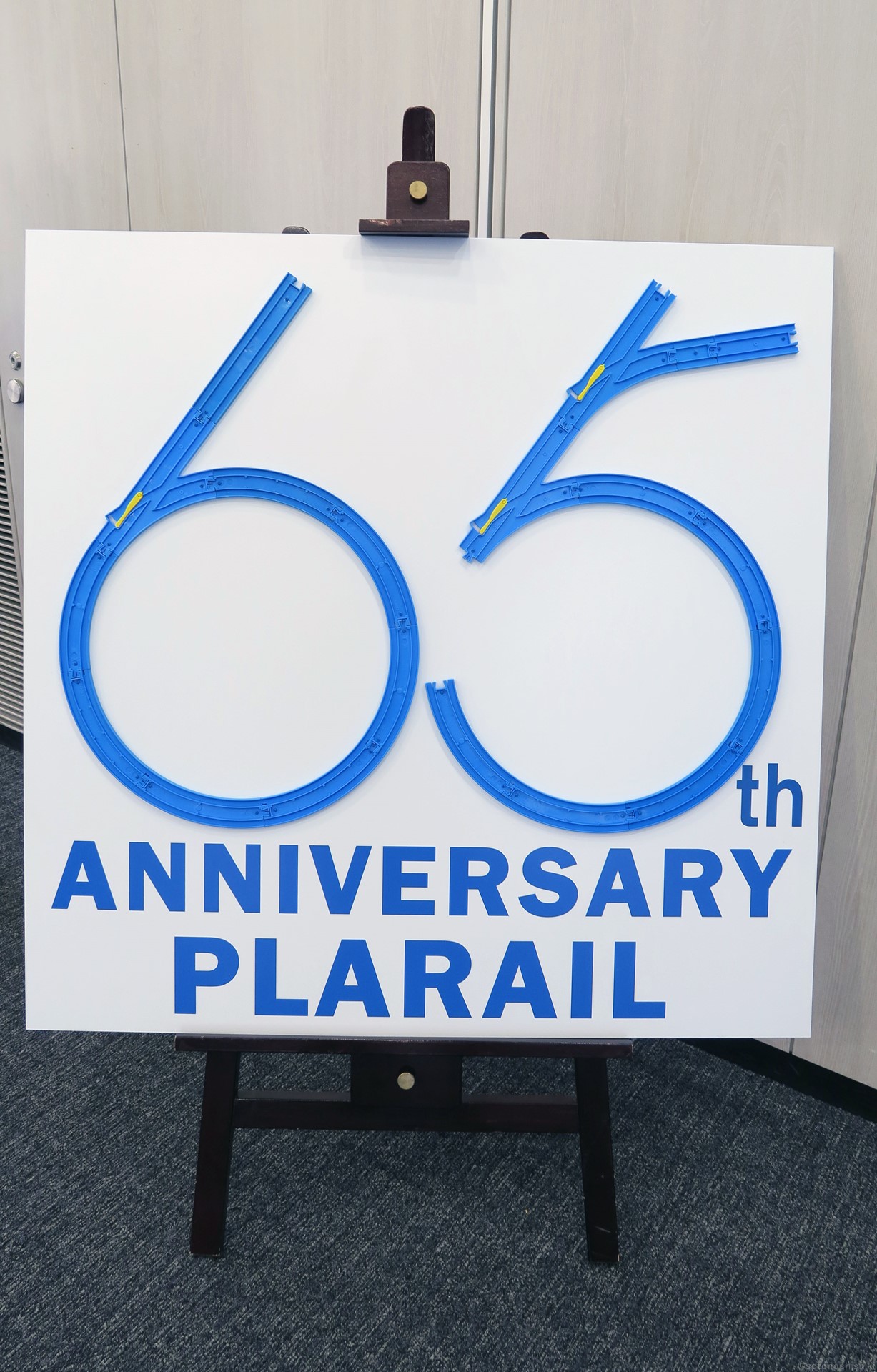 65周年のロゴがプラレールで作られている