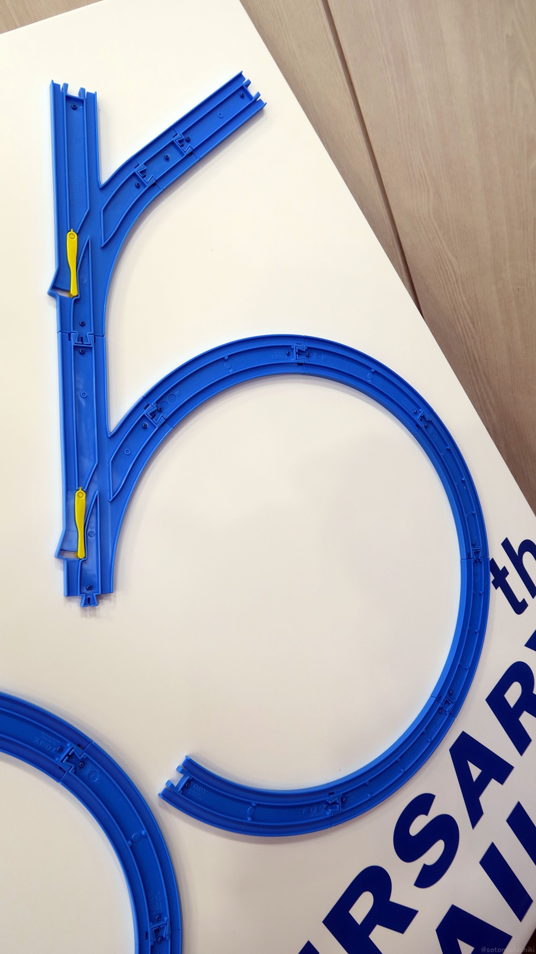 65周年のロゴがプラレールで作られている