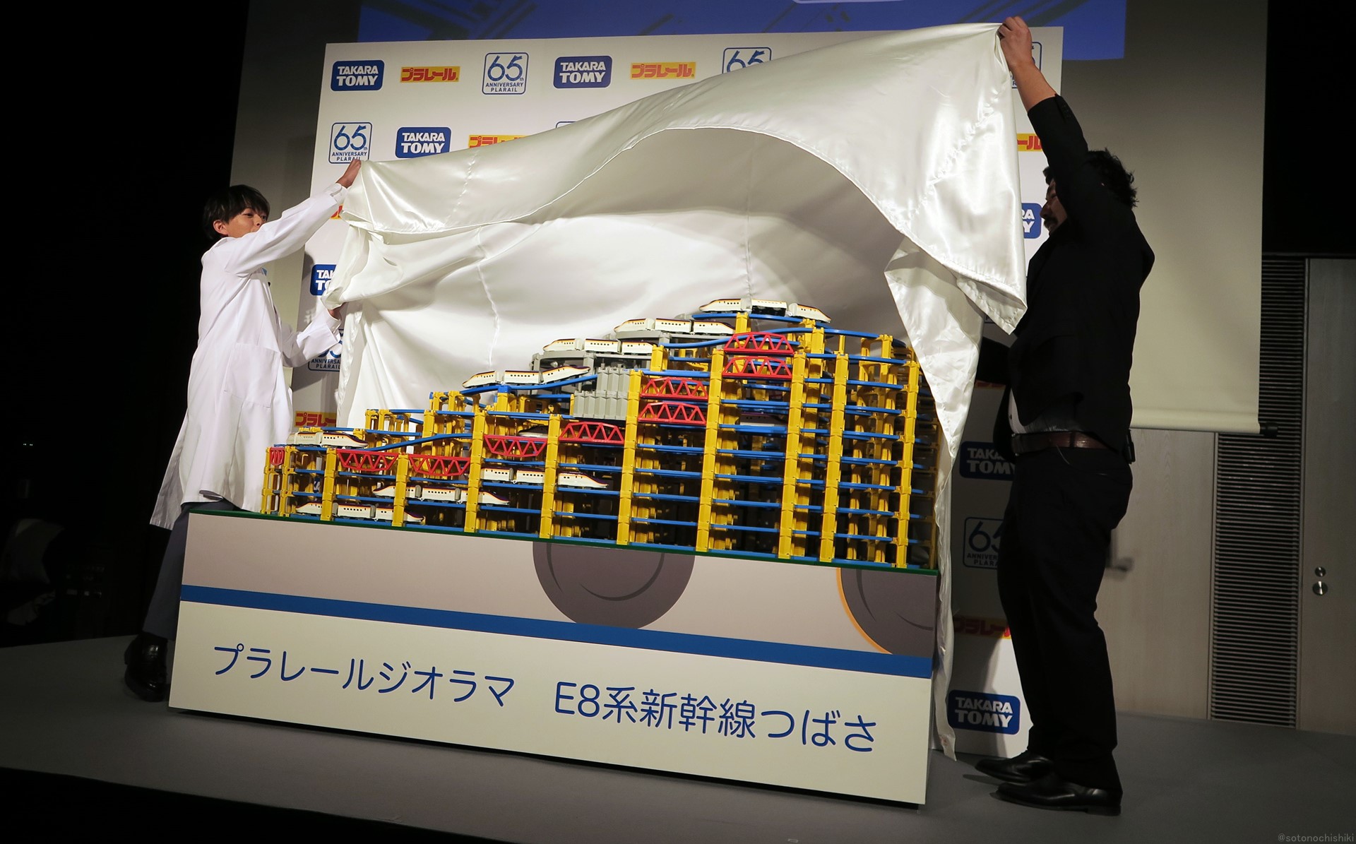 発表会では松丸亮吾さんのアンバサダー就任式や、E8系新幹線つばさの先頭車両の形を再現した大型ジオラマの除幕式も行われた