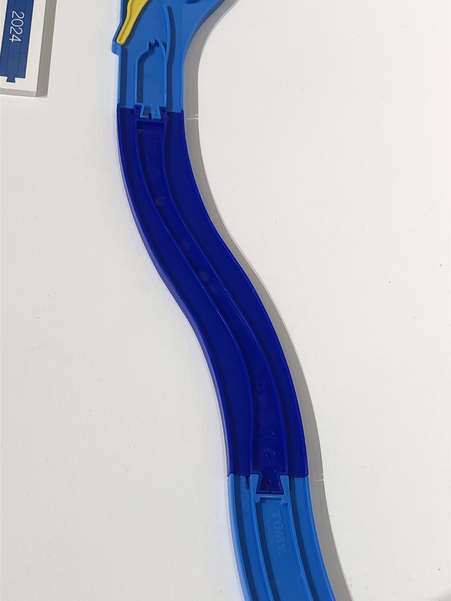 付属の「S字レール」は通常とは違う濃いブルーのカラーになっている