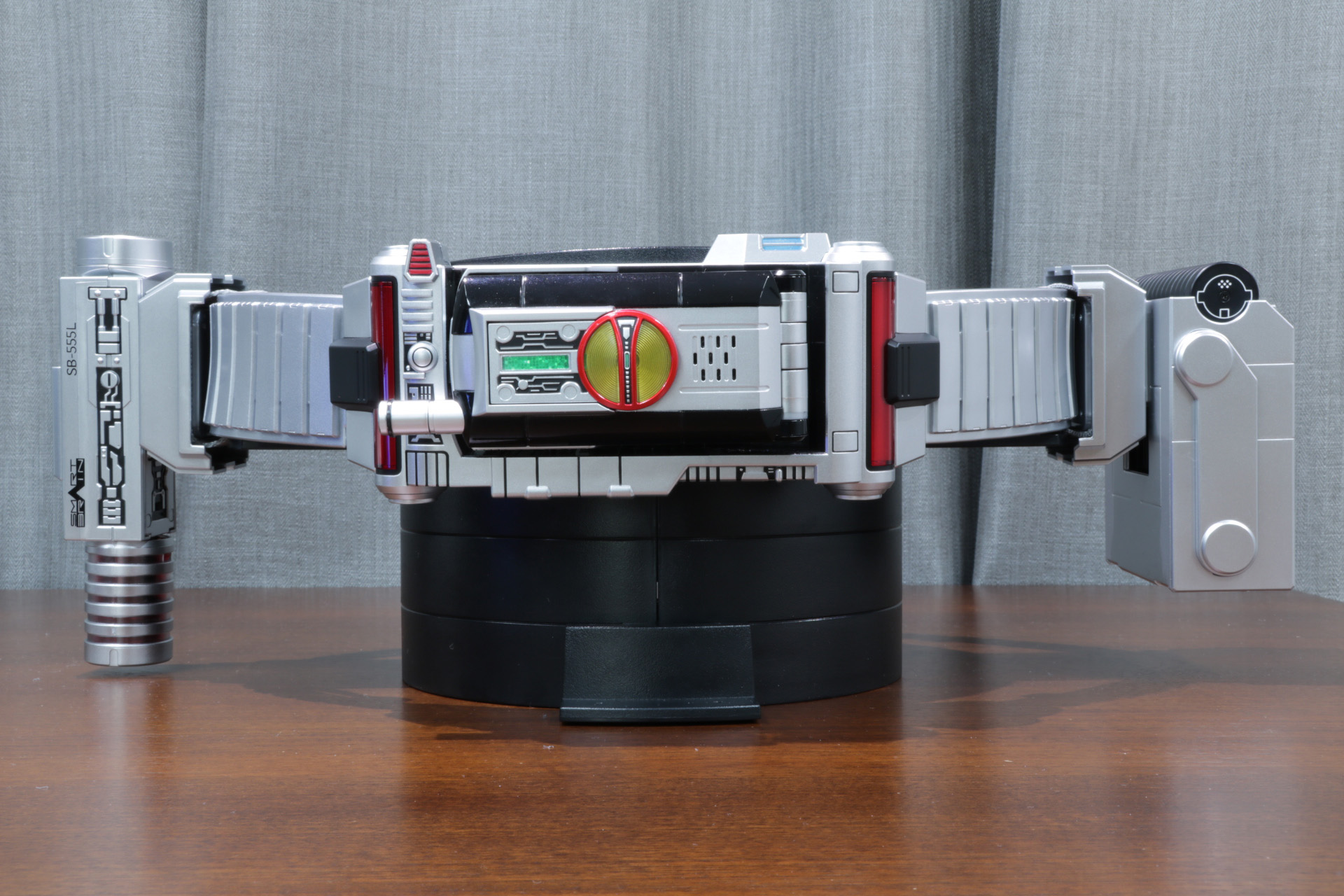 劇中デザインがそのまま玩具になったかのような「CSMファイズギア」