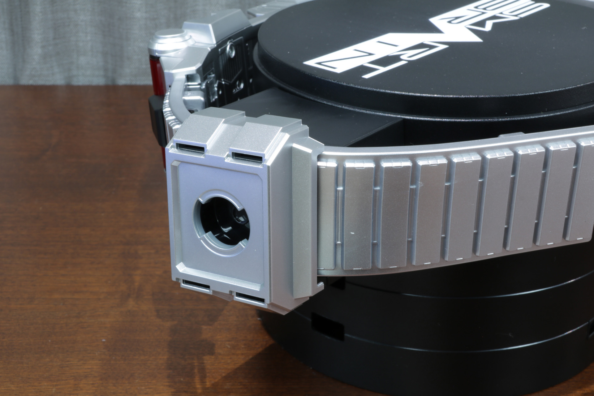 左側のアタッチメントには「ファイズショット」用のホルダーを装着。中に「ファイズショット」を収納できる