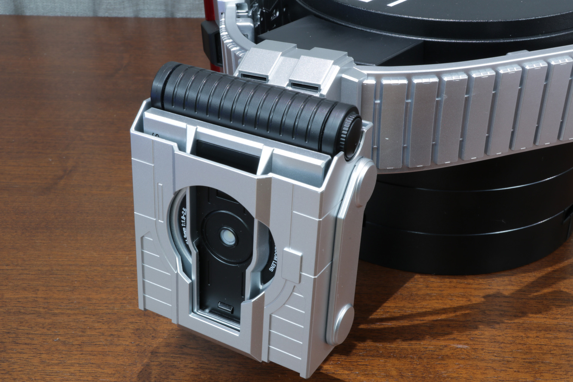 左側のアタッチメントには「ファイズショット」用のホルダーを装着。中に「ファイズショット」を収納できる