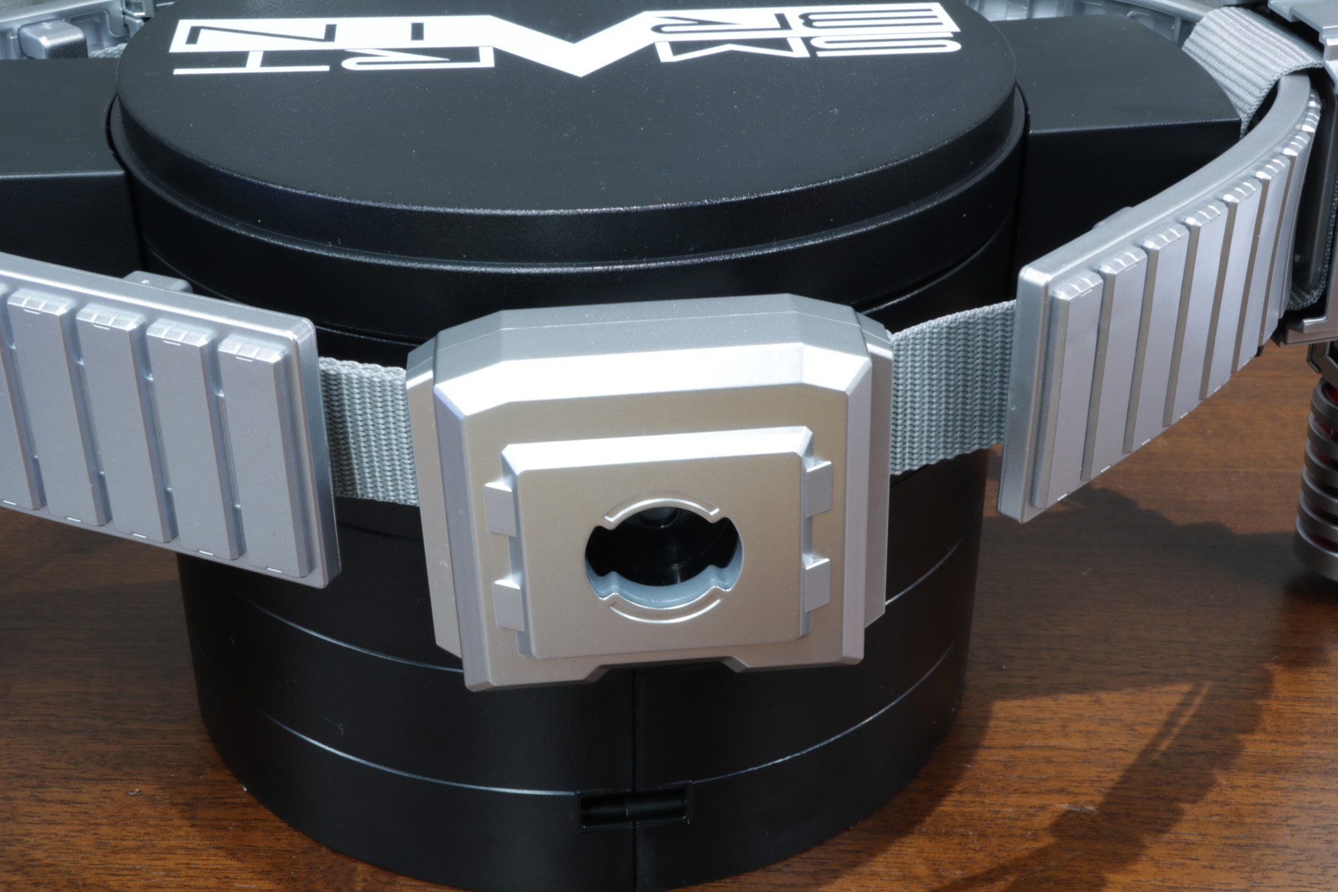 背面をバックルで固定することで腰に巻き付けることができる。そして、その部分を覆うようにアタッチメントを巻いて完成となる