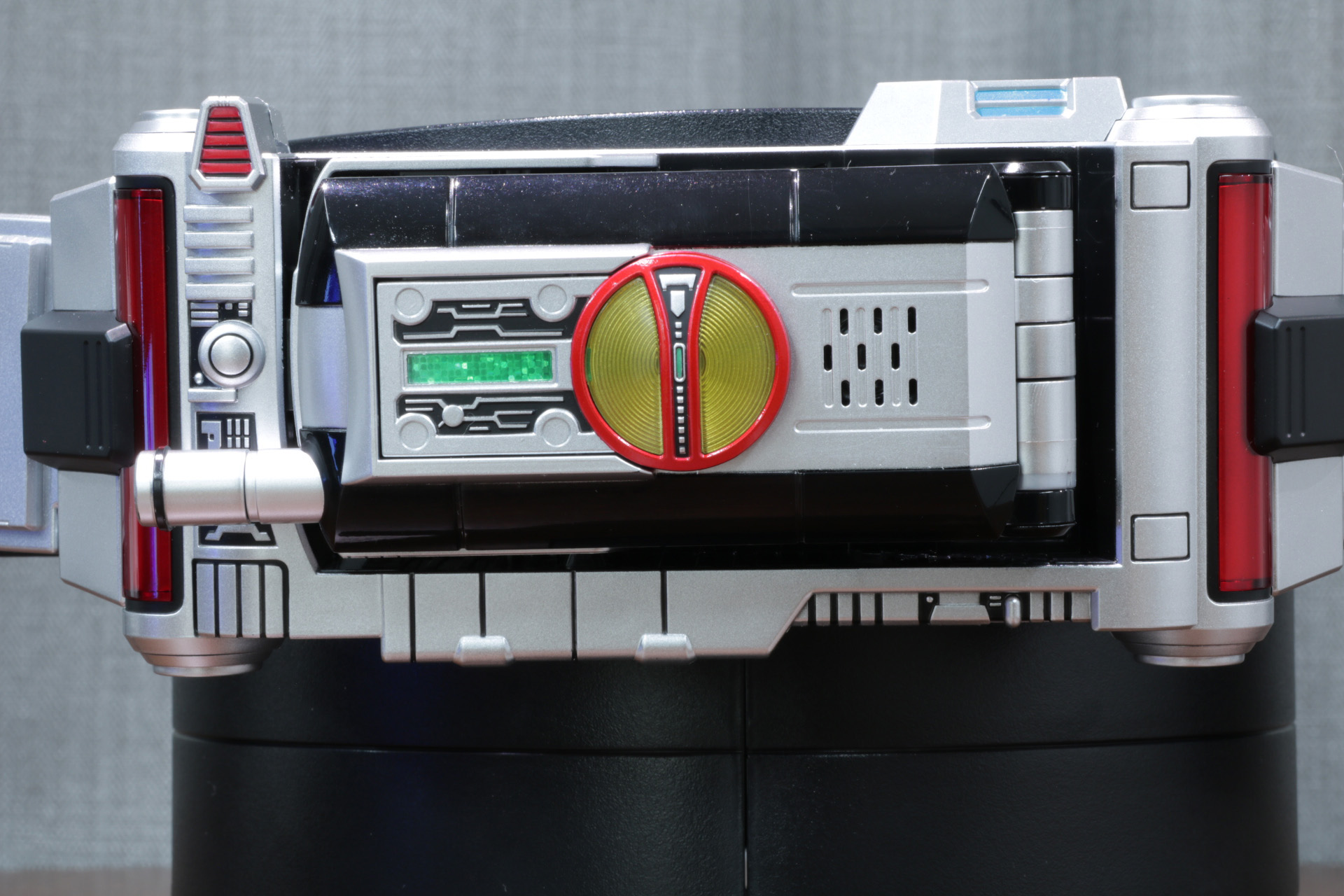 「ファイズフォン」も分厚い造形で、各ガジェットと連動するミッションメモリーはダイキャスト製となっている