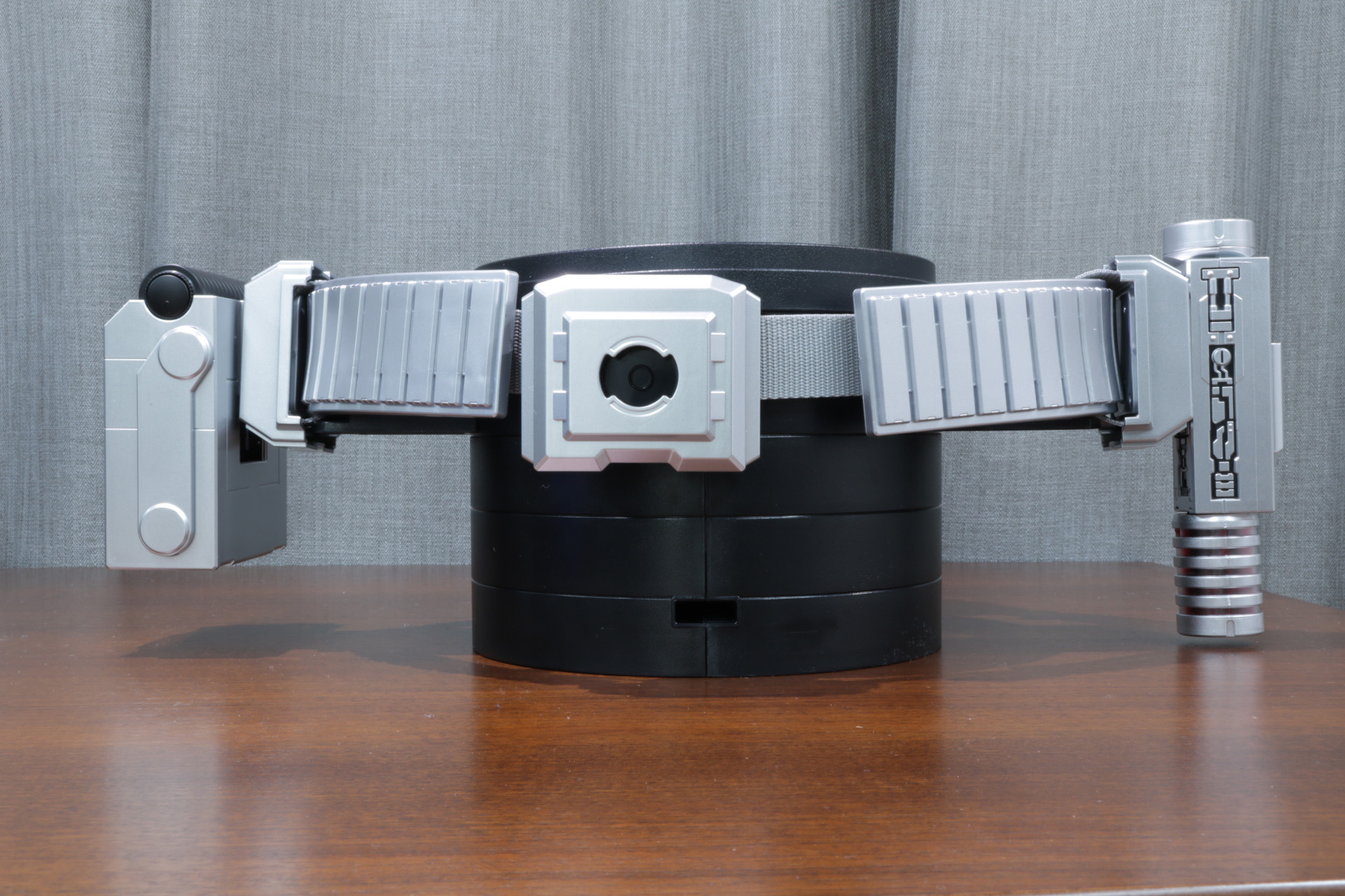 背面は長さの調整でナイロン部分が見えてしまう箇所もあるが、バックル部分がアタッチメントで隠れ、見た目の再現度も高くなっている